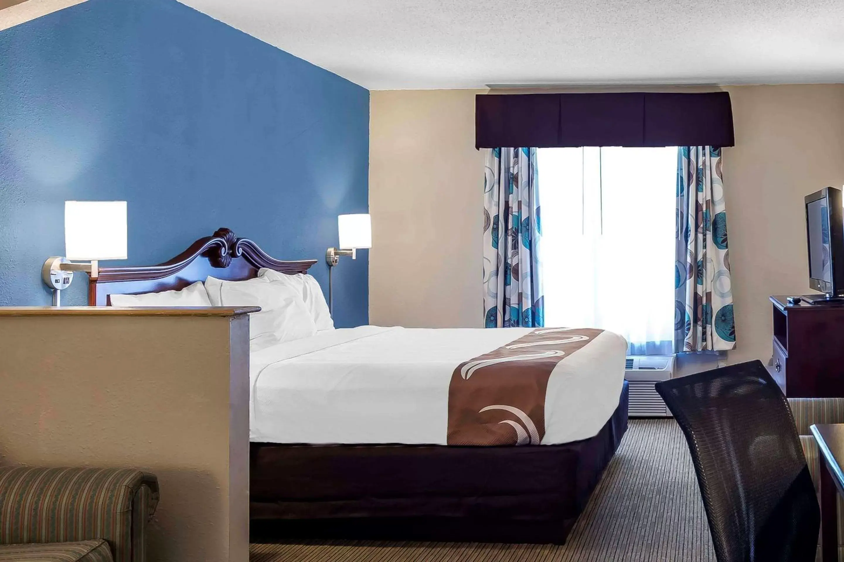 Photo of the whole room, Bed in Quality Inn & Suites Exmore