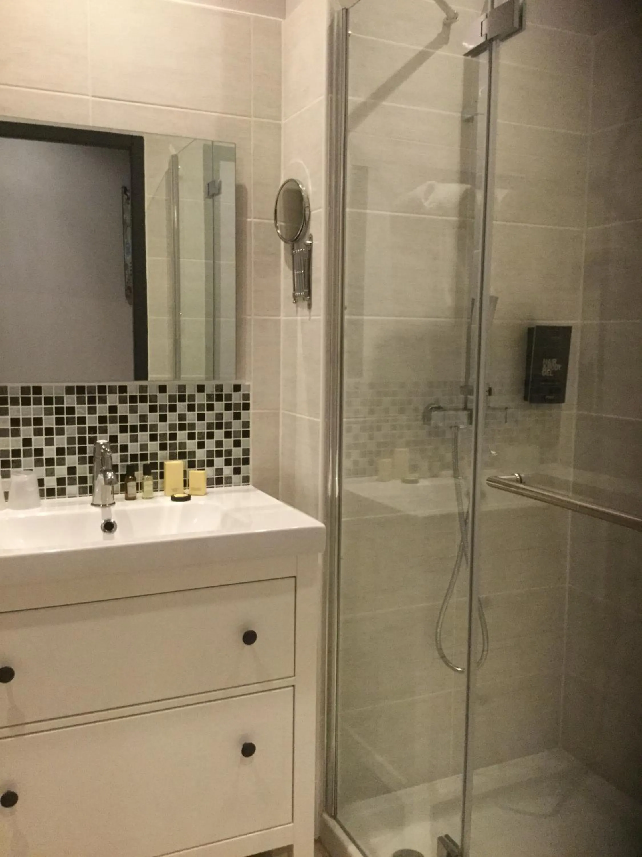 Bathroom in Hôtel du Commerce