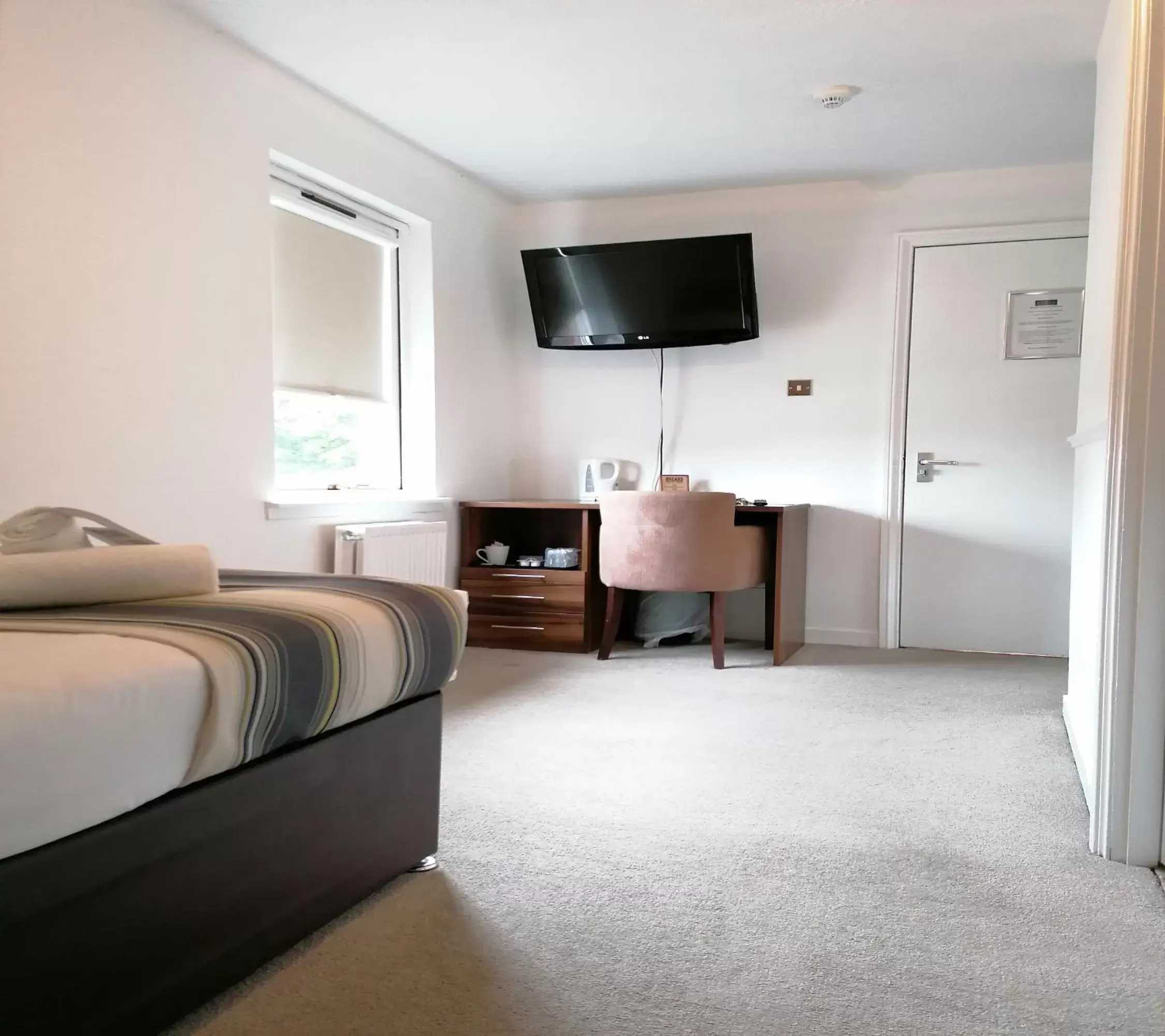 Standard Single Room with Shower - single occupancy in Livingston Lodge Hotel
