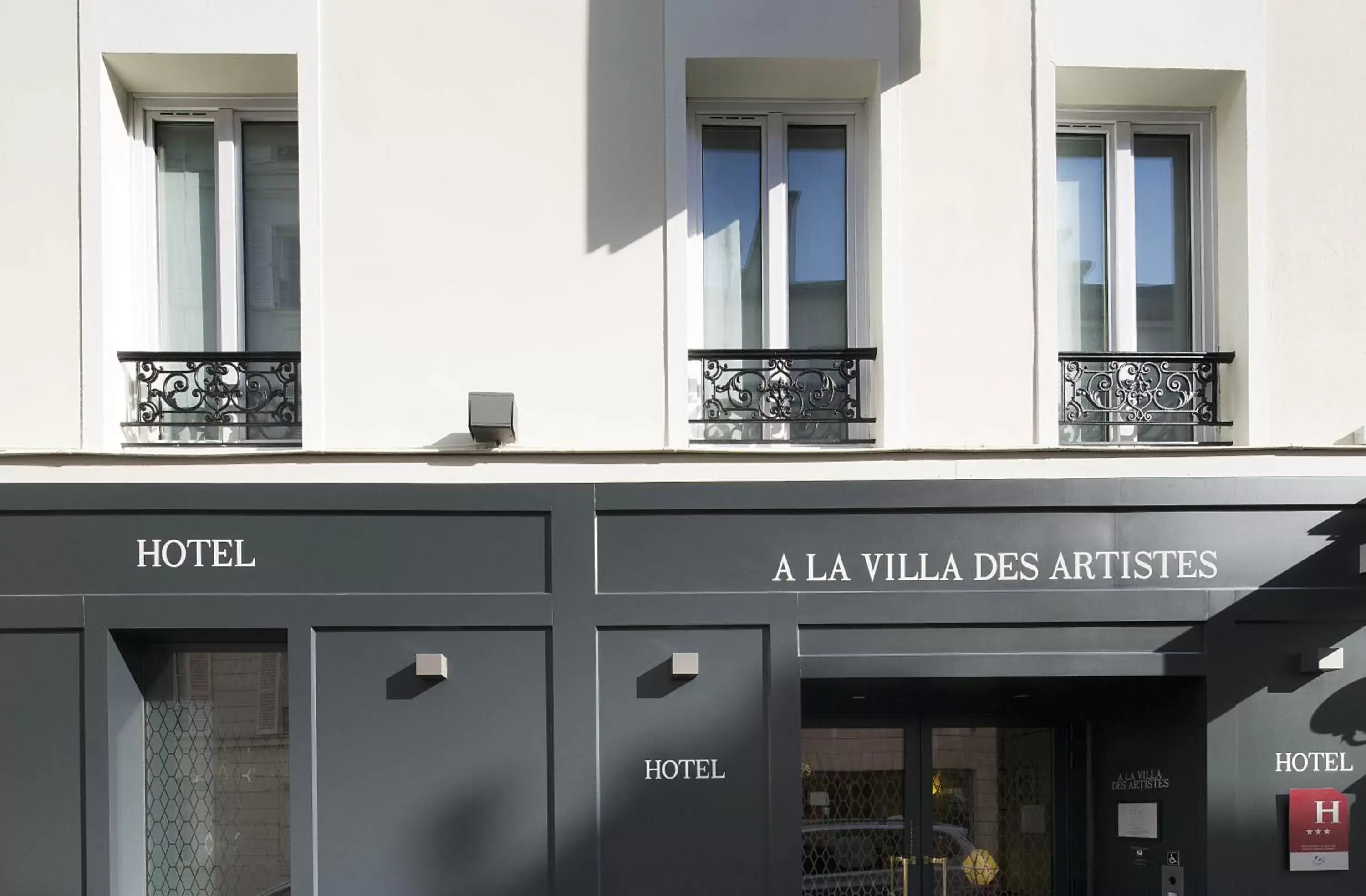 Facade/entrance in Hôtel A La Villa des Artistes