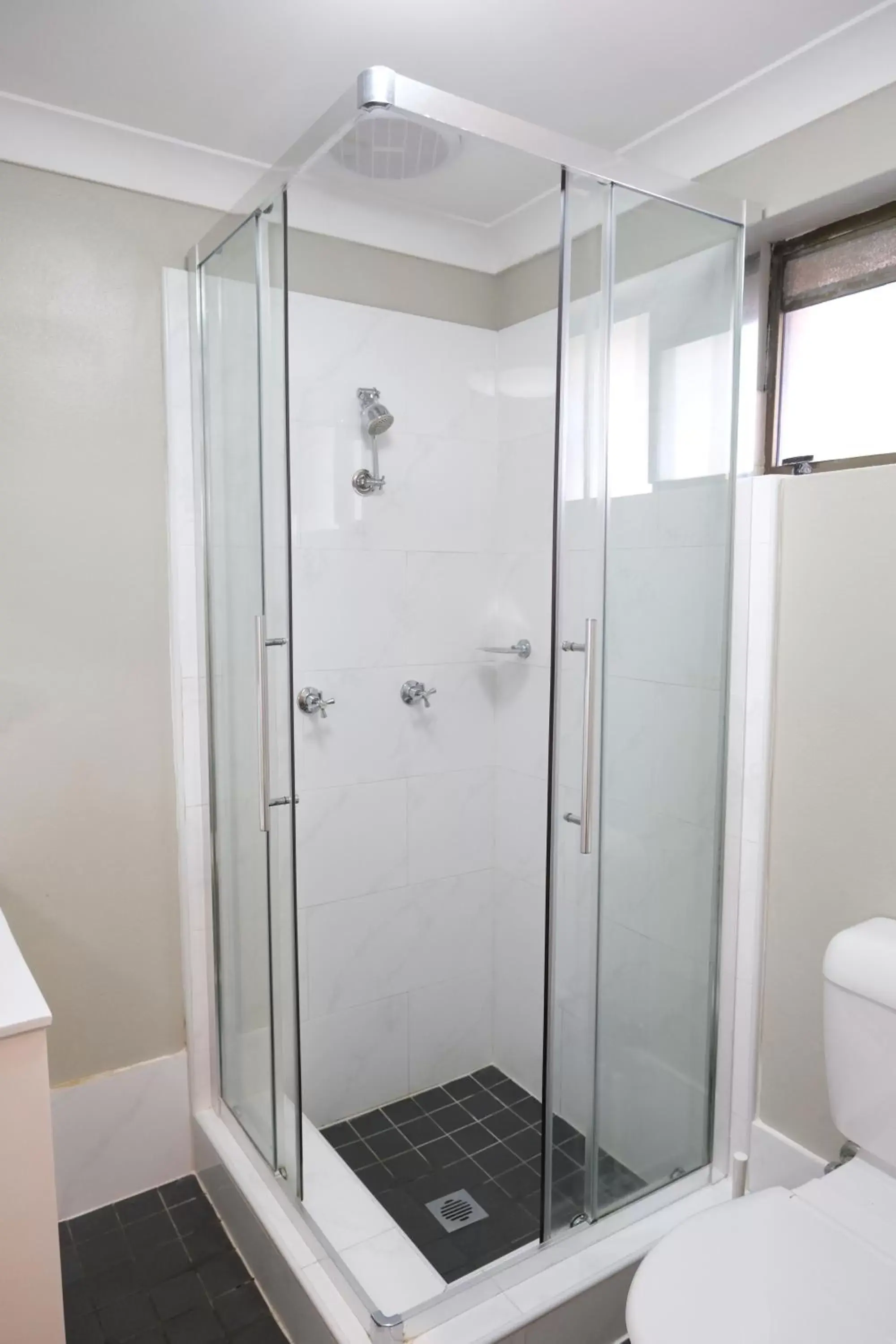 Shower, Bathroom in Sapphire Palms Motel