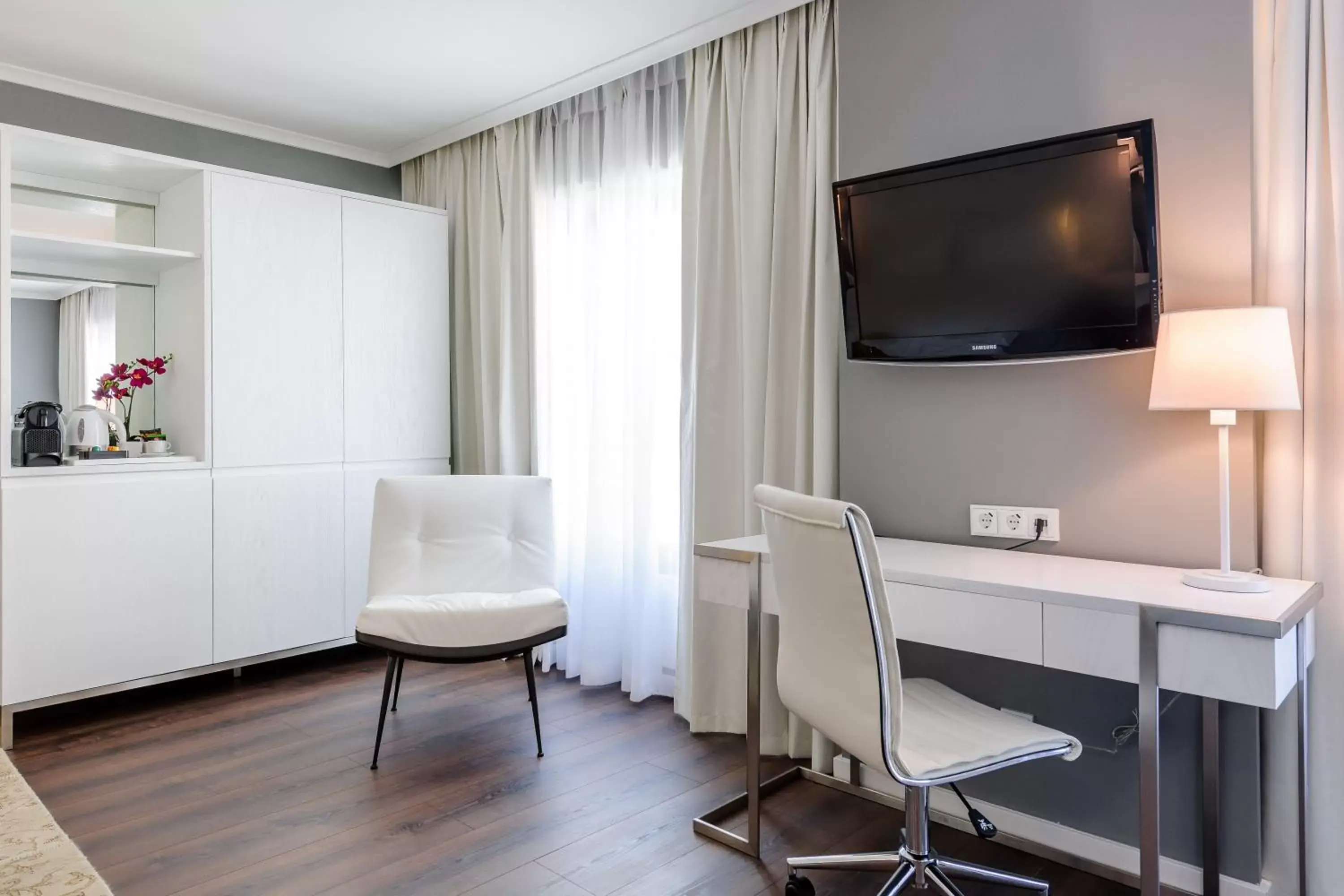 TV and multimedia, Seating Area in Mercure Hotel Raphael Wien