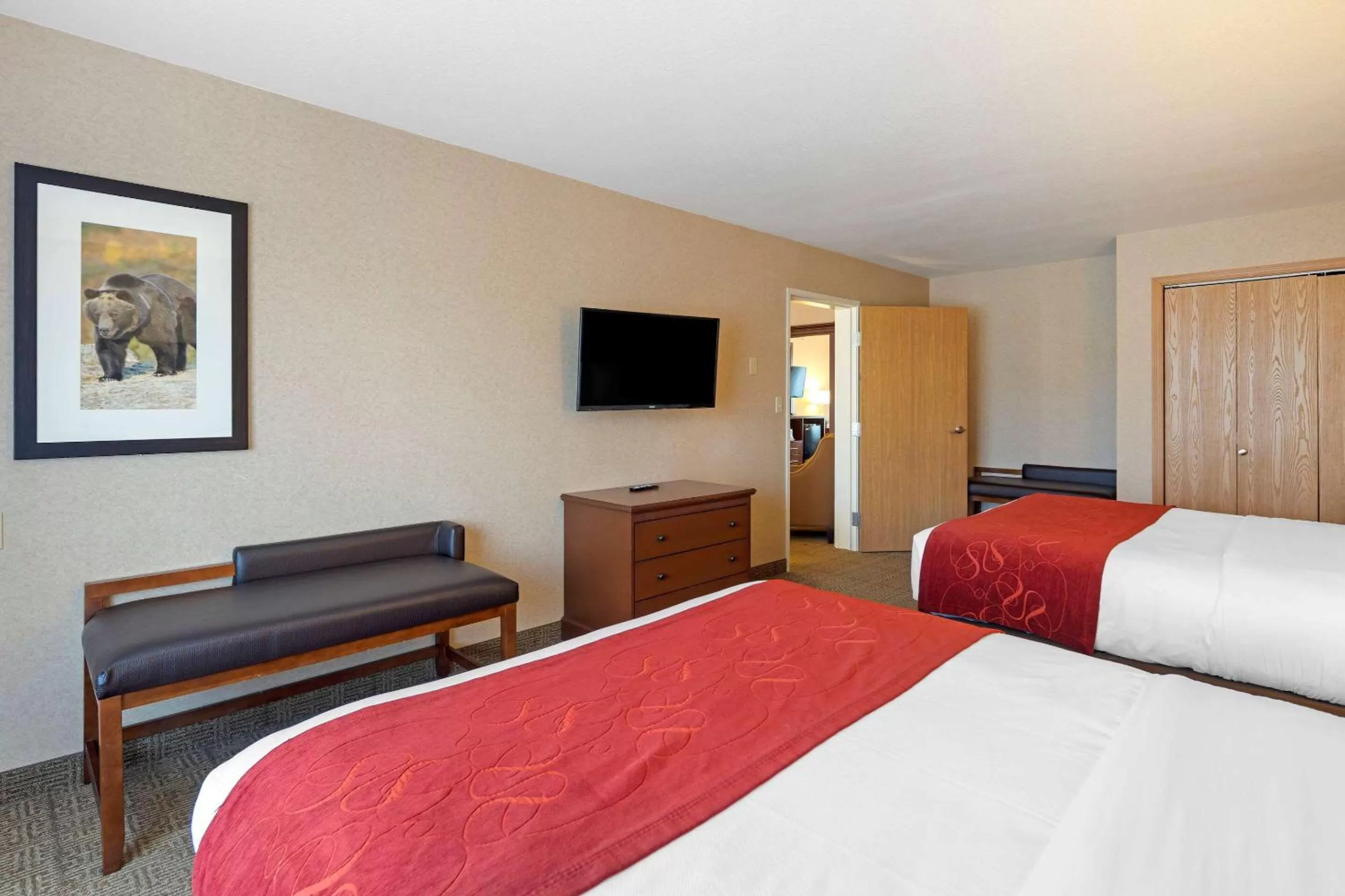 Photo of the whole room, Bed in Comfort Suites Anchorage International Airport