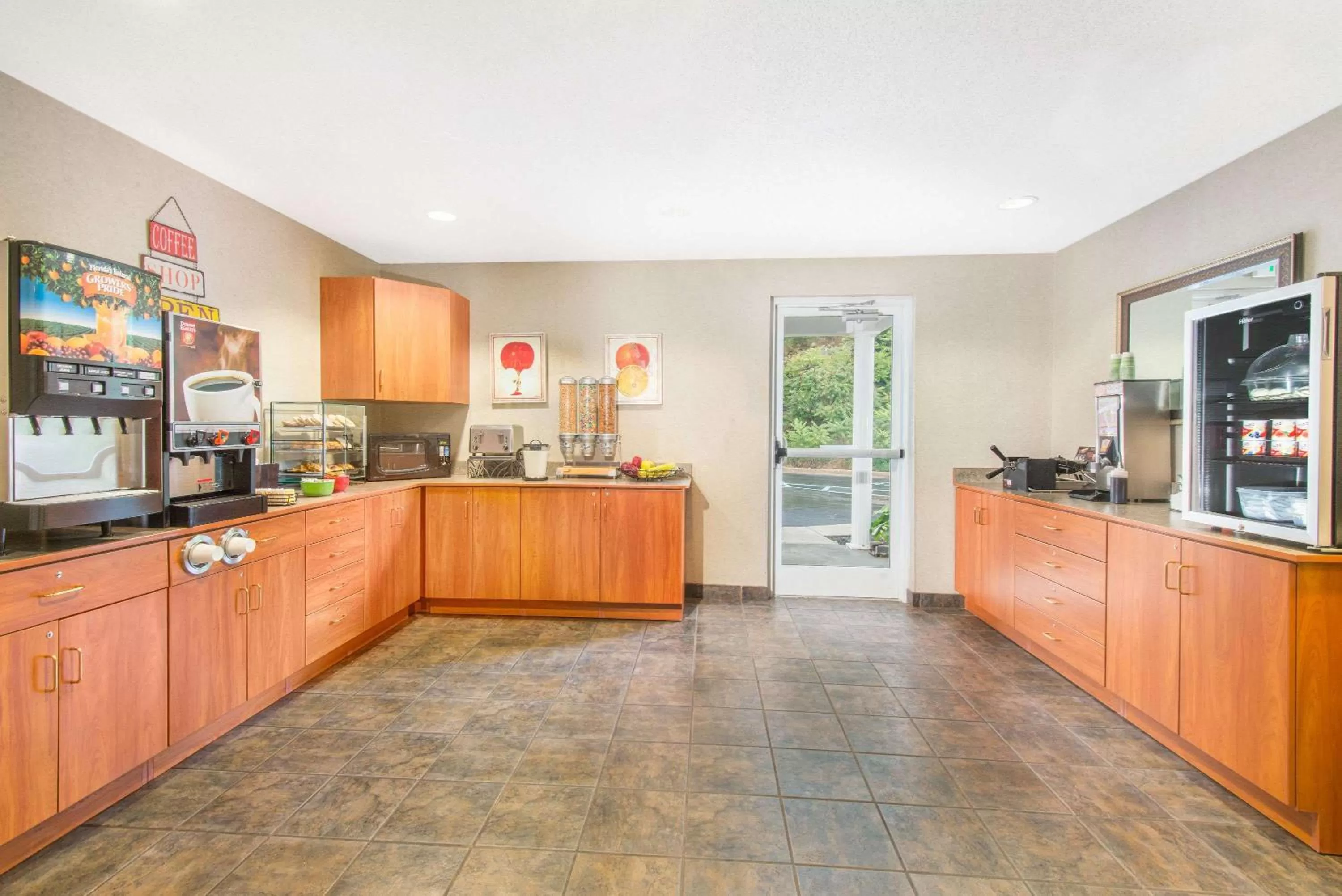 Restaurant/places to eat in Microtel Inn & Suites by Wyndham Hazelton/Bruceton Mills