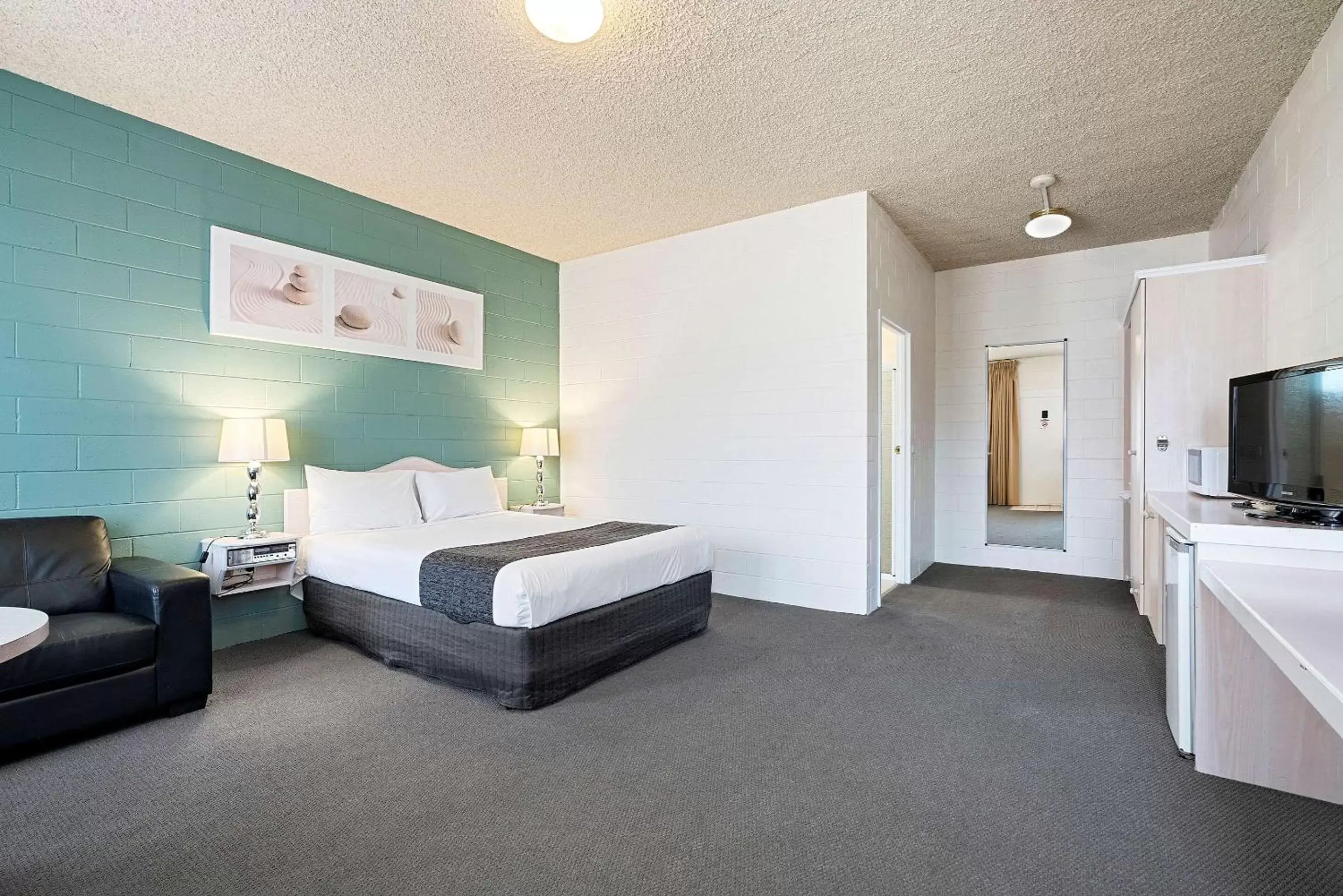 Photo of the whole room, Bed in Comfort Inn & Suites King Avenue