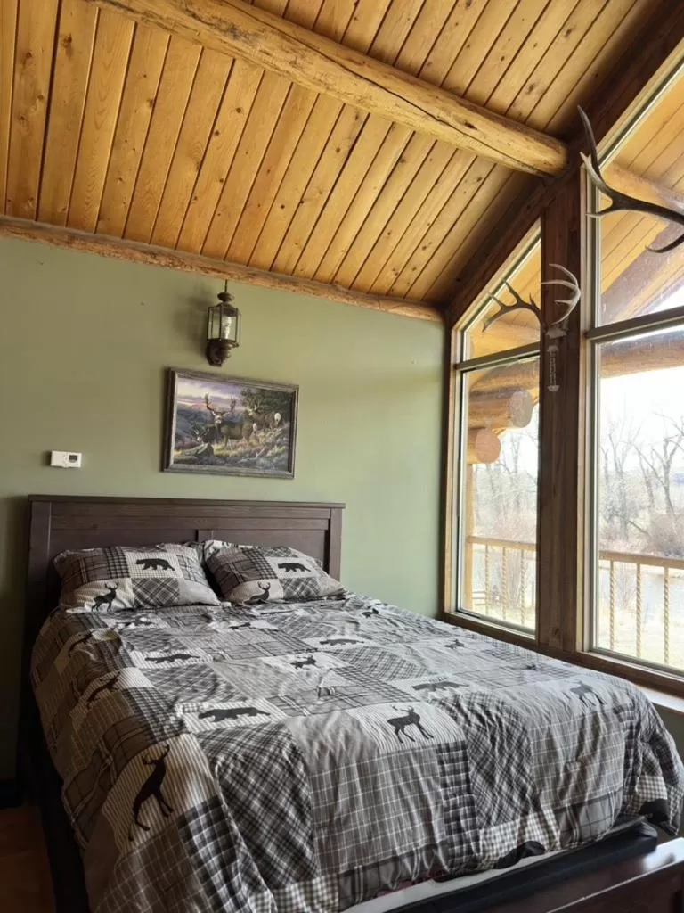 Bed in Sportsman Lodge Melrose MT