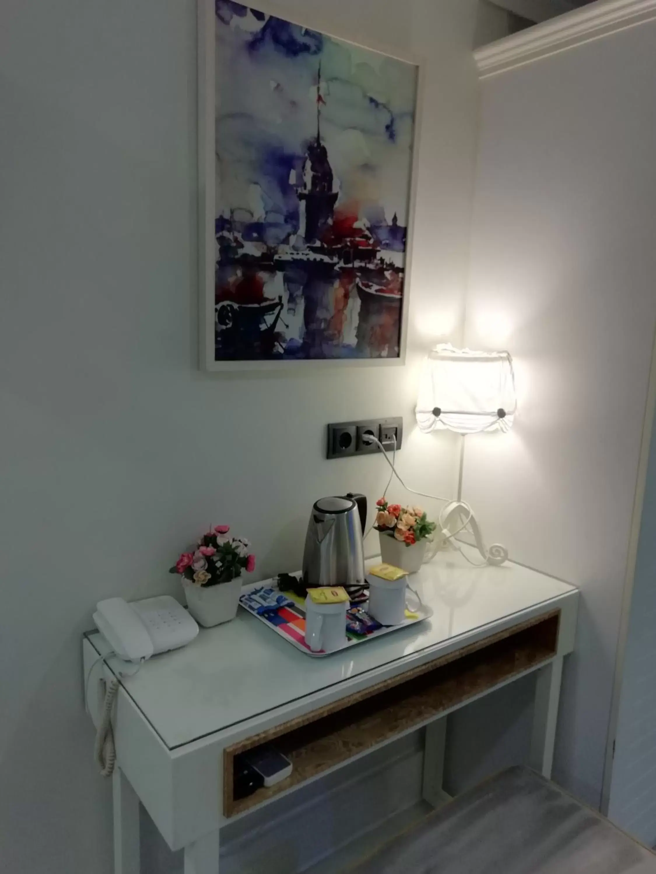 Coffee/tea facilities, Kitchen/Kitchenette in Just Inn Hotel
