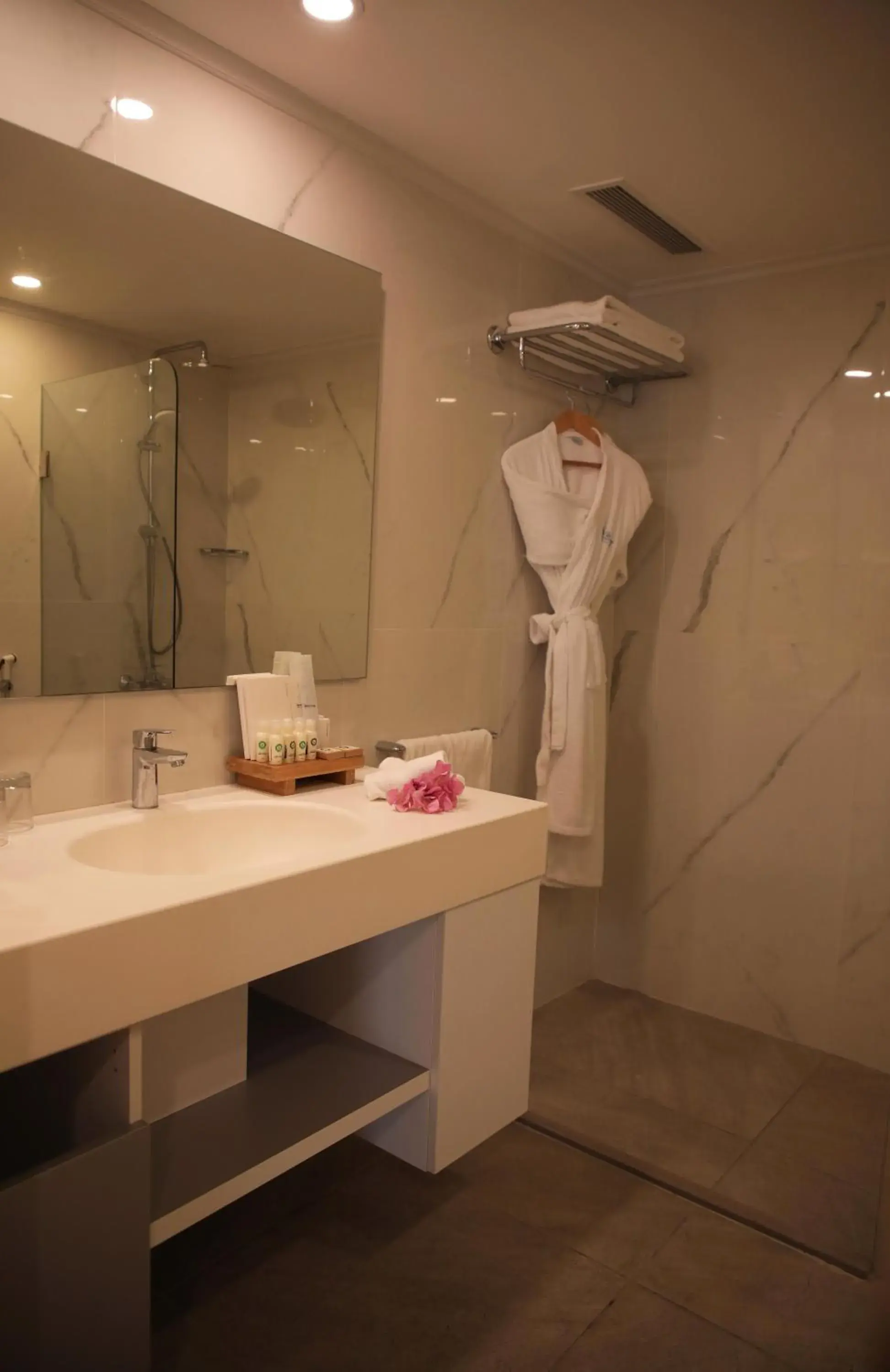 Bathroom in Riviera Hotel and Beach Lounge, Beirut