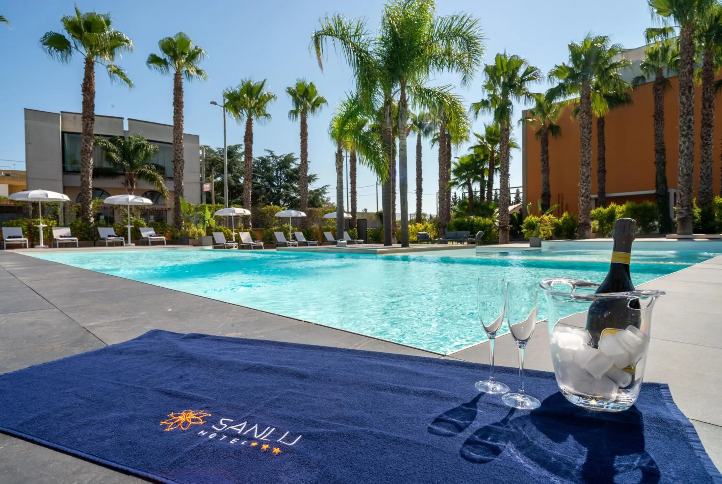 Swimming Pool in Sanlu Hotel