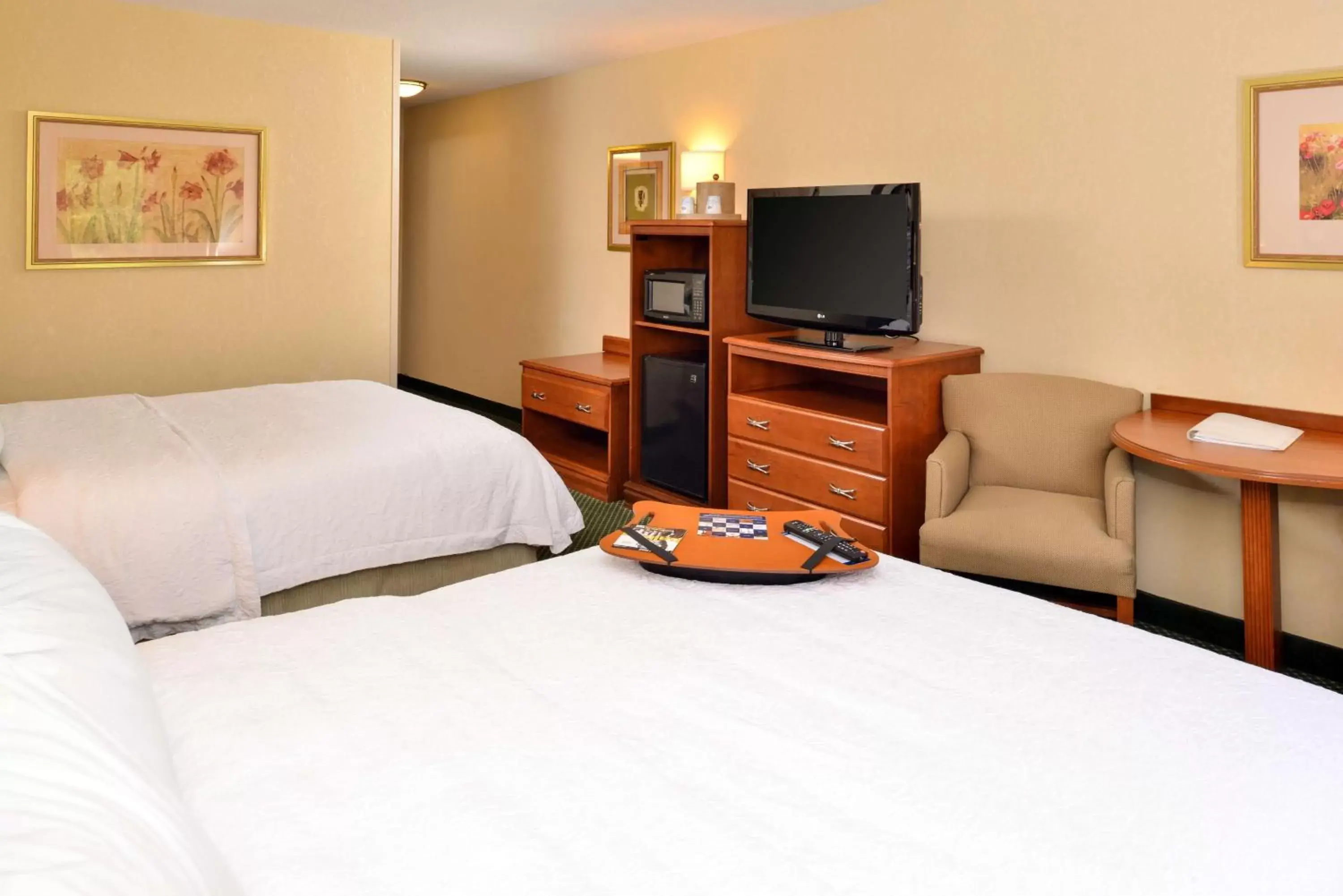 Bed in Hampton Inn & Suites St. Louis - Edwardsville