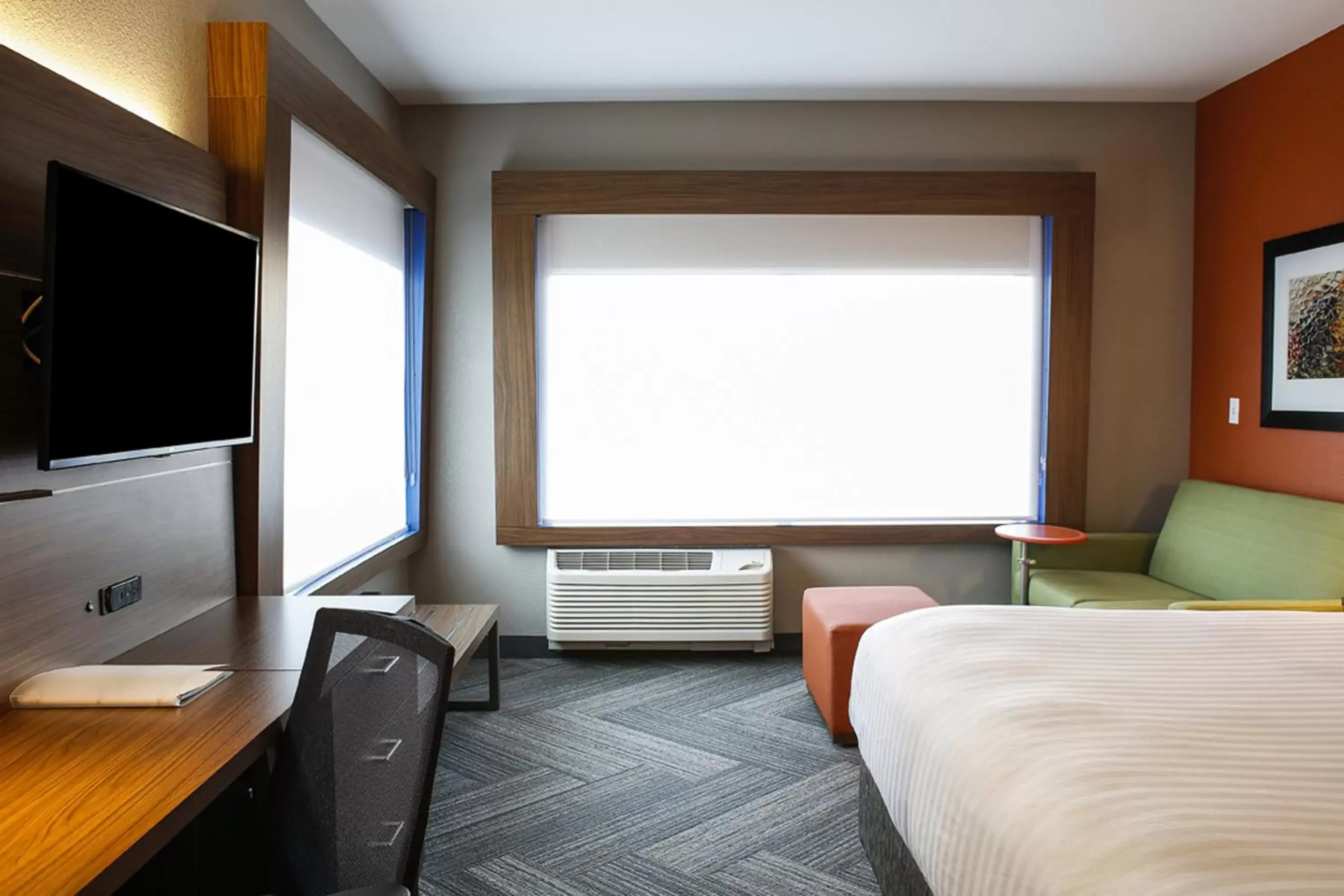 Photo of the whole room, Bed in Holiday Inn Express & Suites Downtown Louisville, an IHG Hotel
