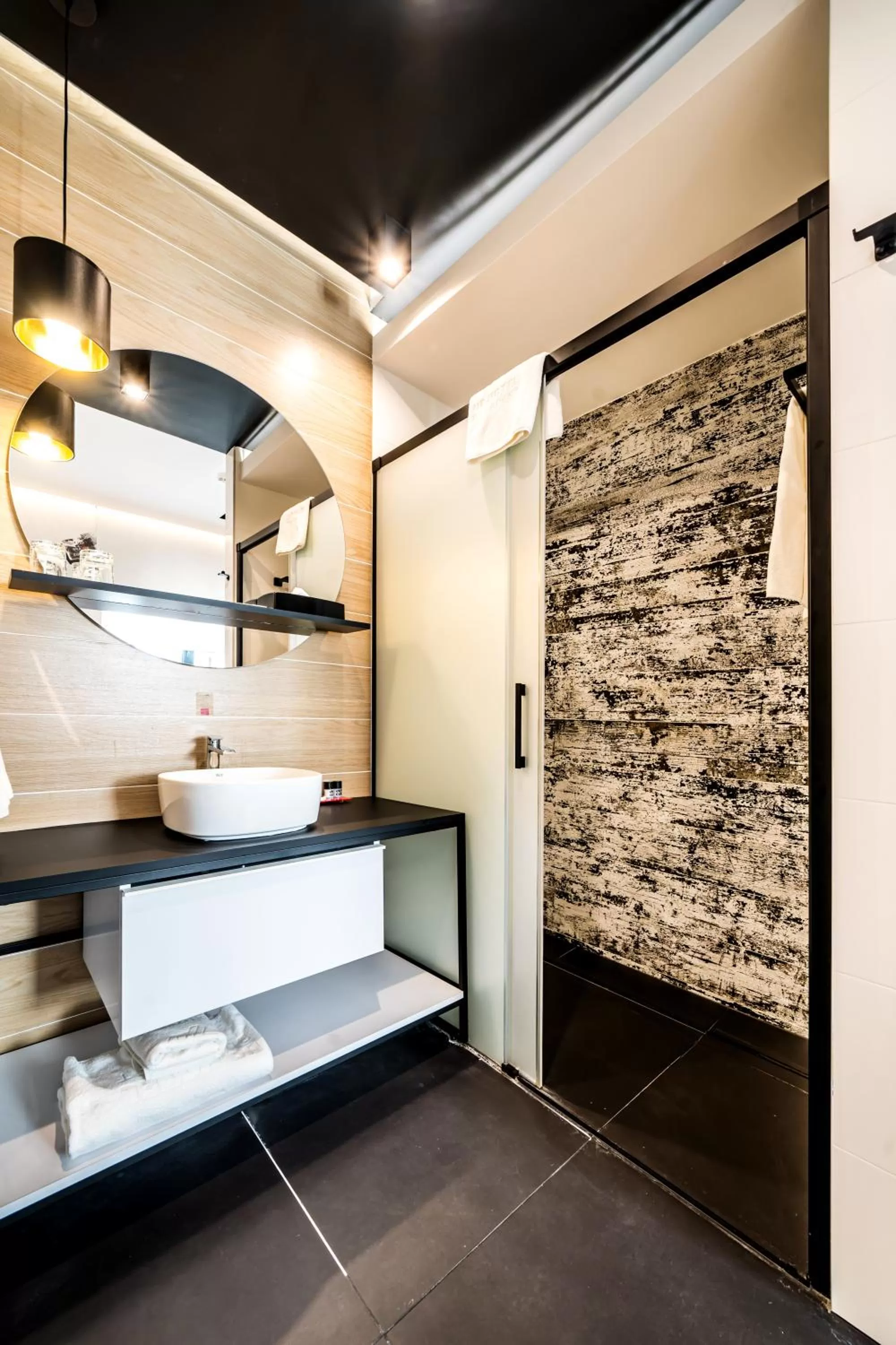 Shower in Up Hotel Budapest