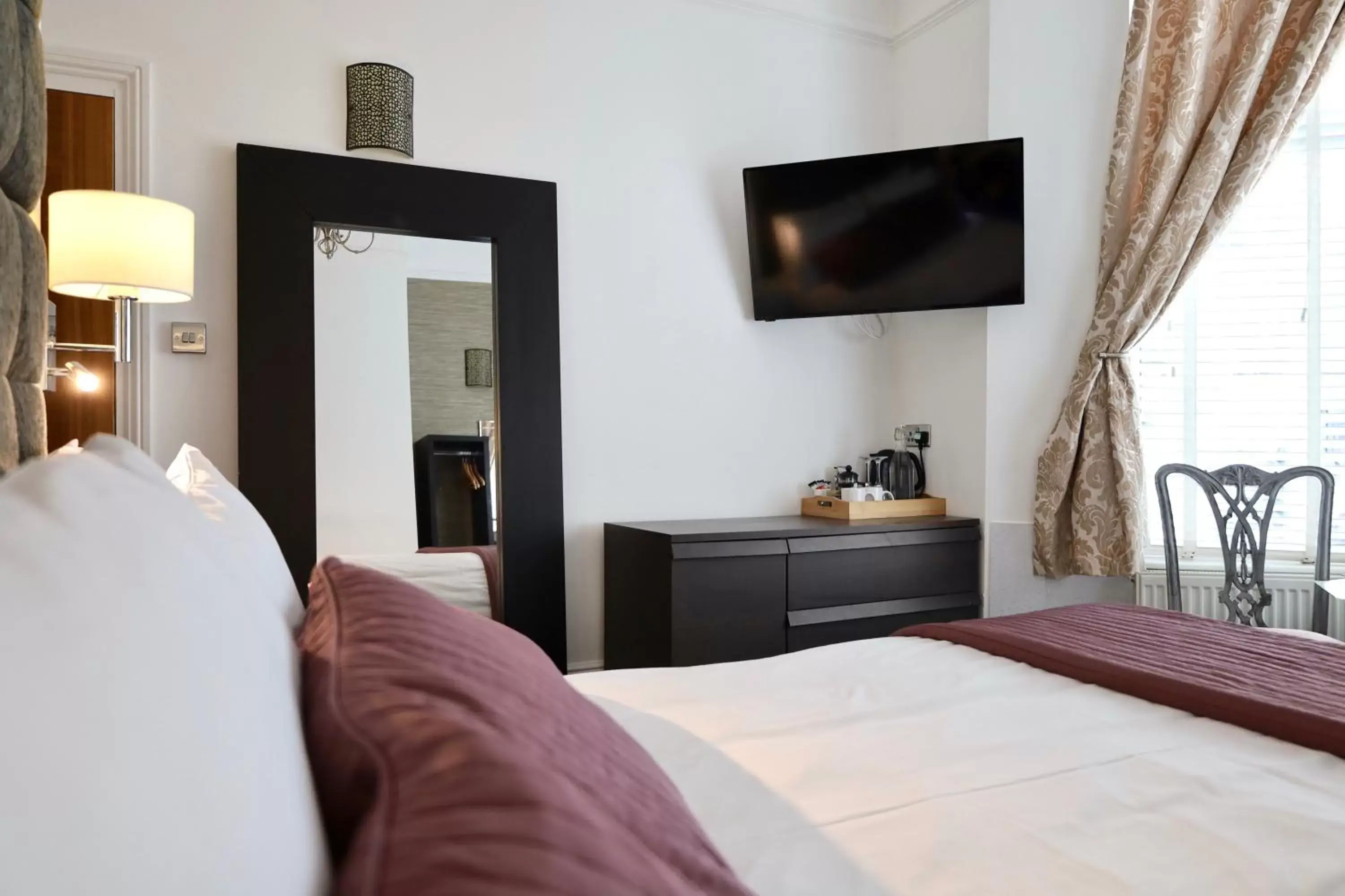Bed, TV/Entertainment Center in Brighton Inn Boutique Guest Accommodation