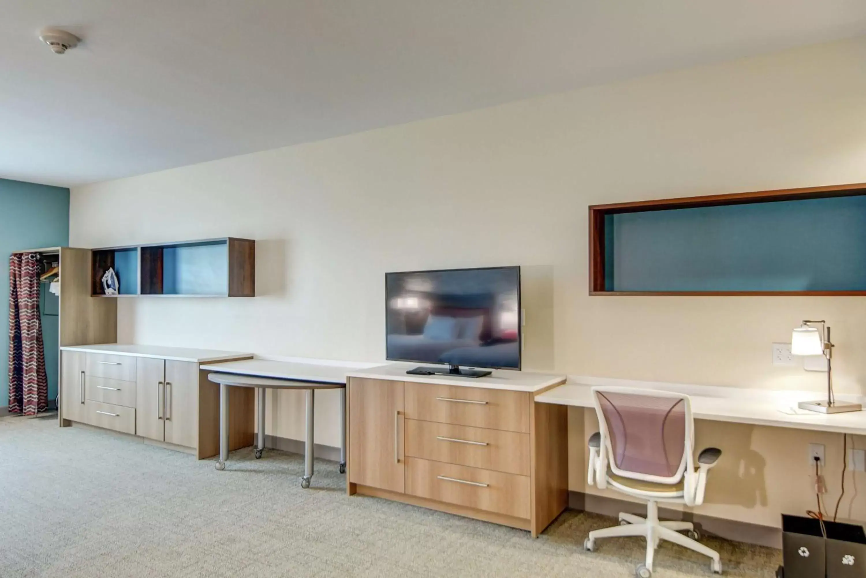 Bedroom, TV/Entertainment Center in Home2 Suites By Hilton Foley