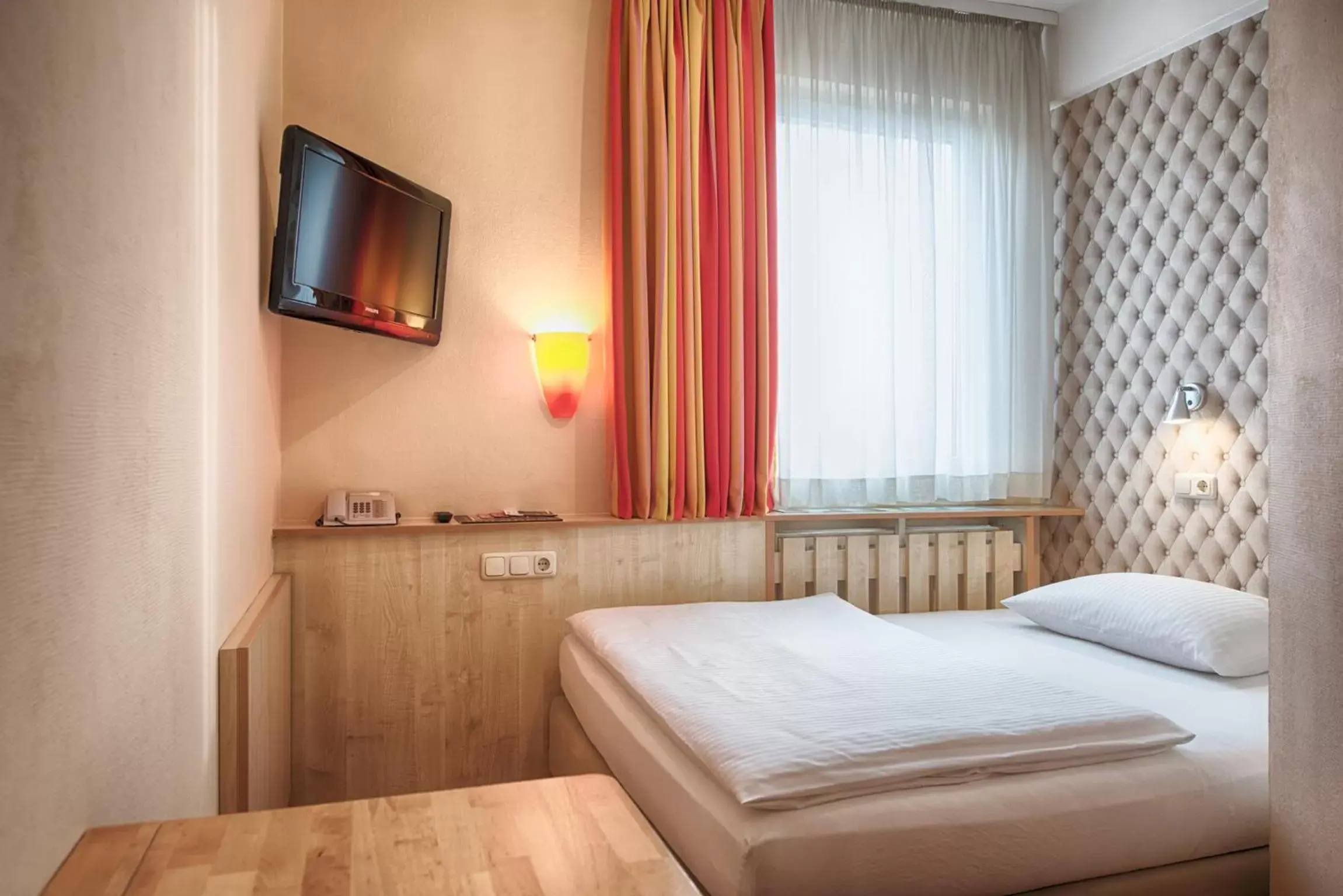 Photo of the whole room, Bed in enjoy hotel Berlin City Messe