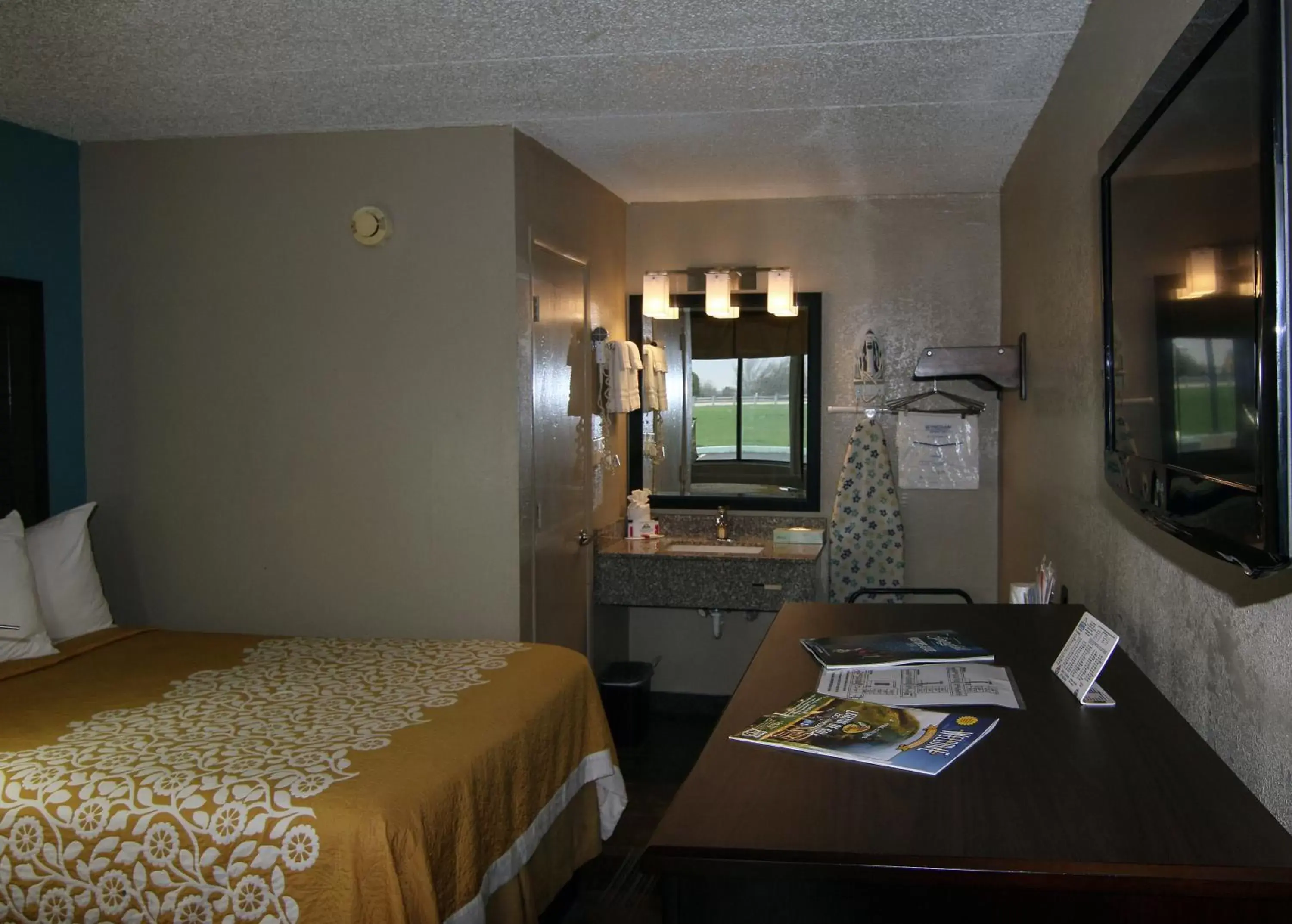 Photo of the whole room in Days Inn & Suites by Wyndham Springfield on I-44