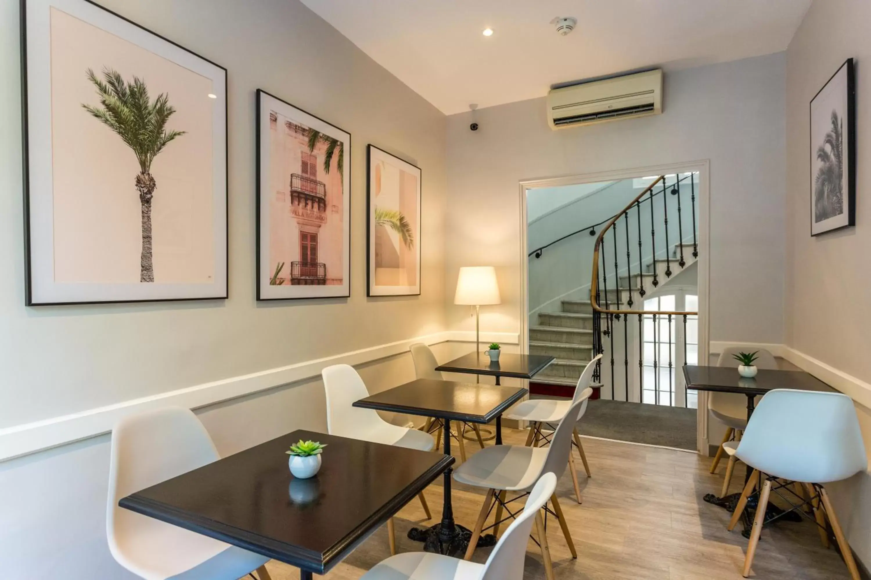 Dining Area in Hotel Select