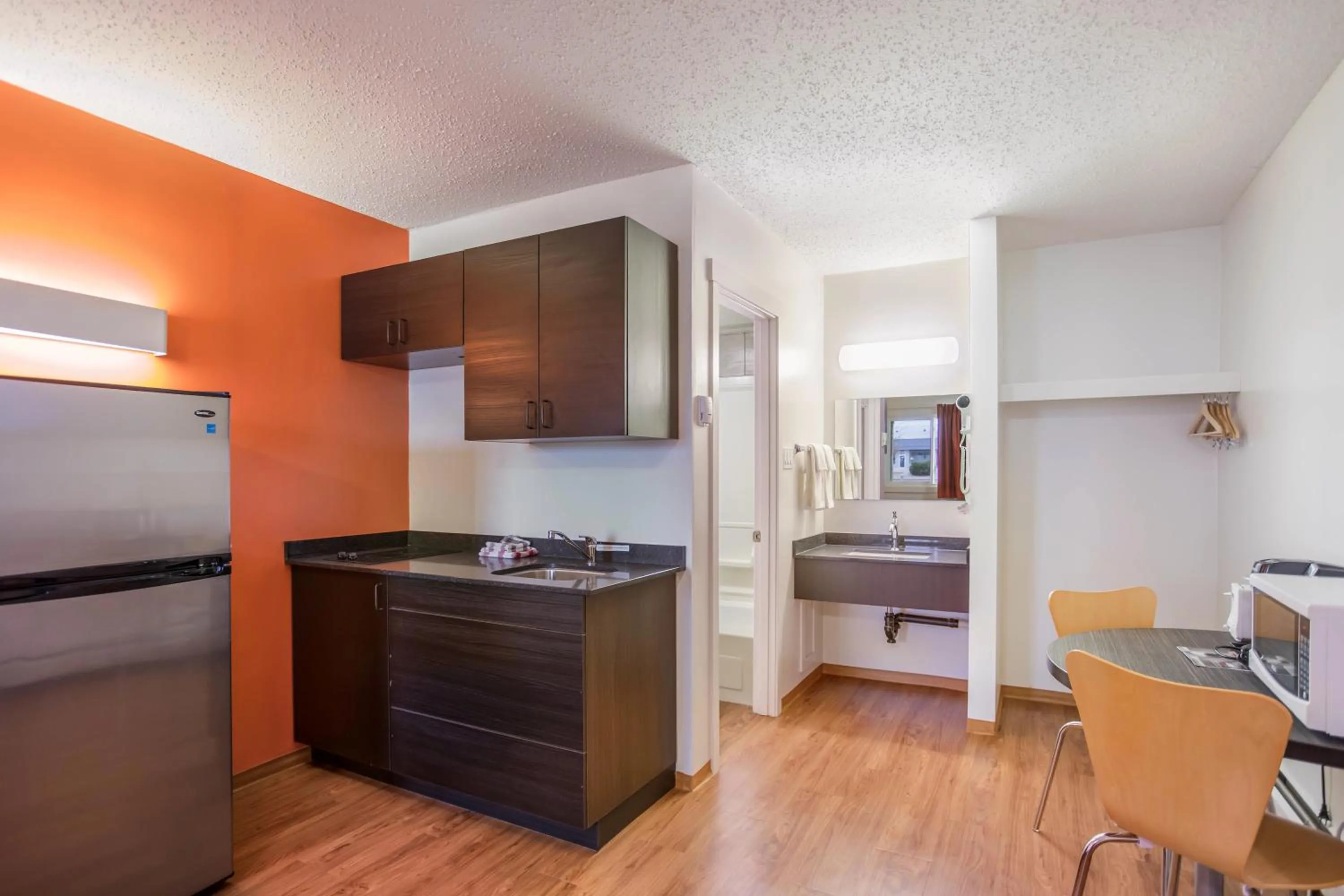 Kitchen or kitchenette in Motel Bo-Camrose, AB
