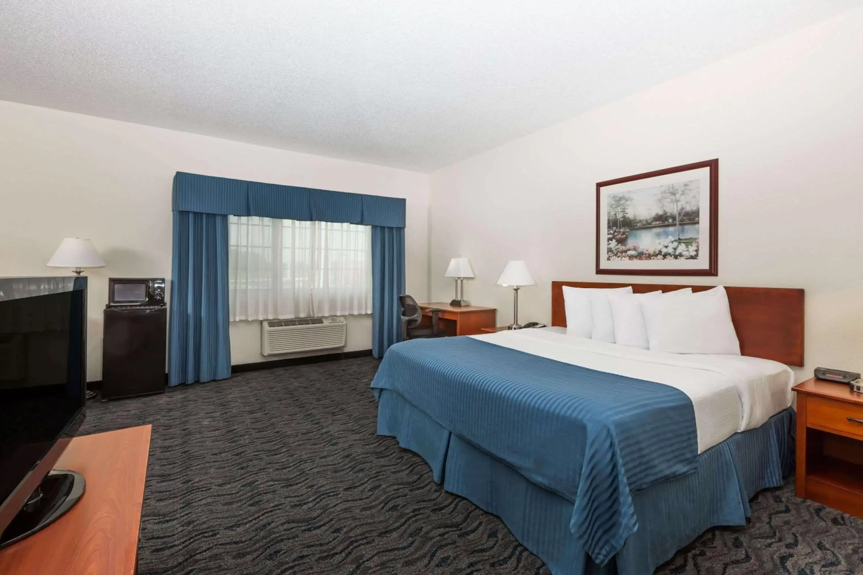 Photo of the whole room, Bed in Baymont by Wyndham Des Moines Airport