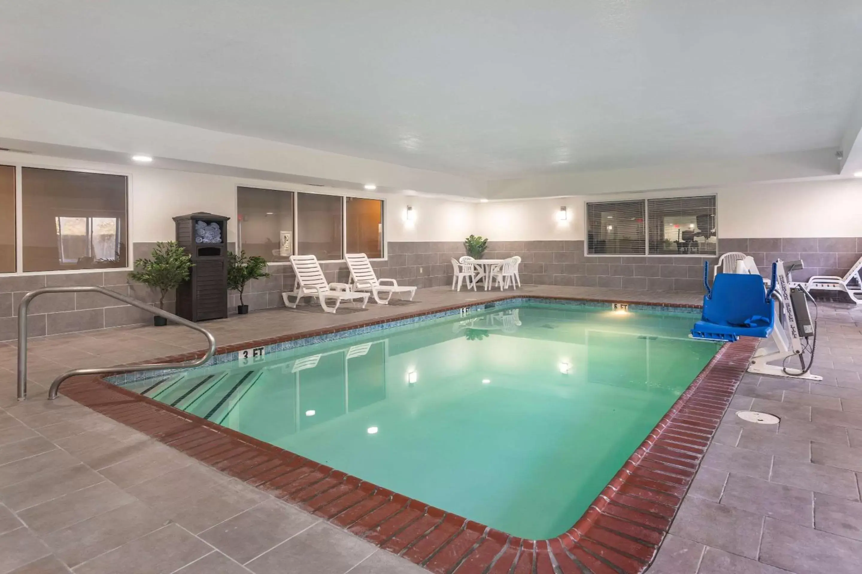 Activities, Swimming Pool in MainStay Suites Lebanon - Nashville Area