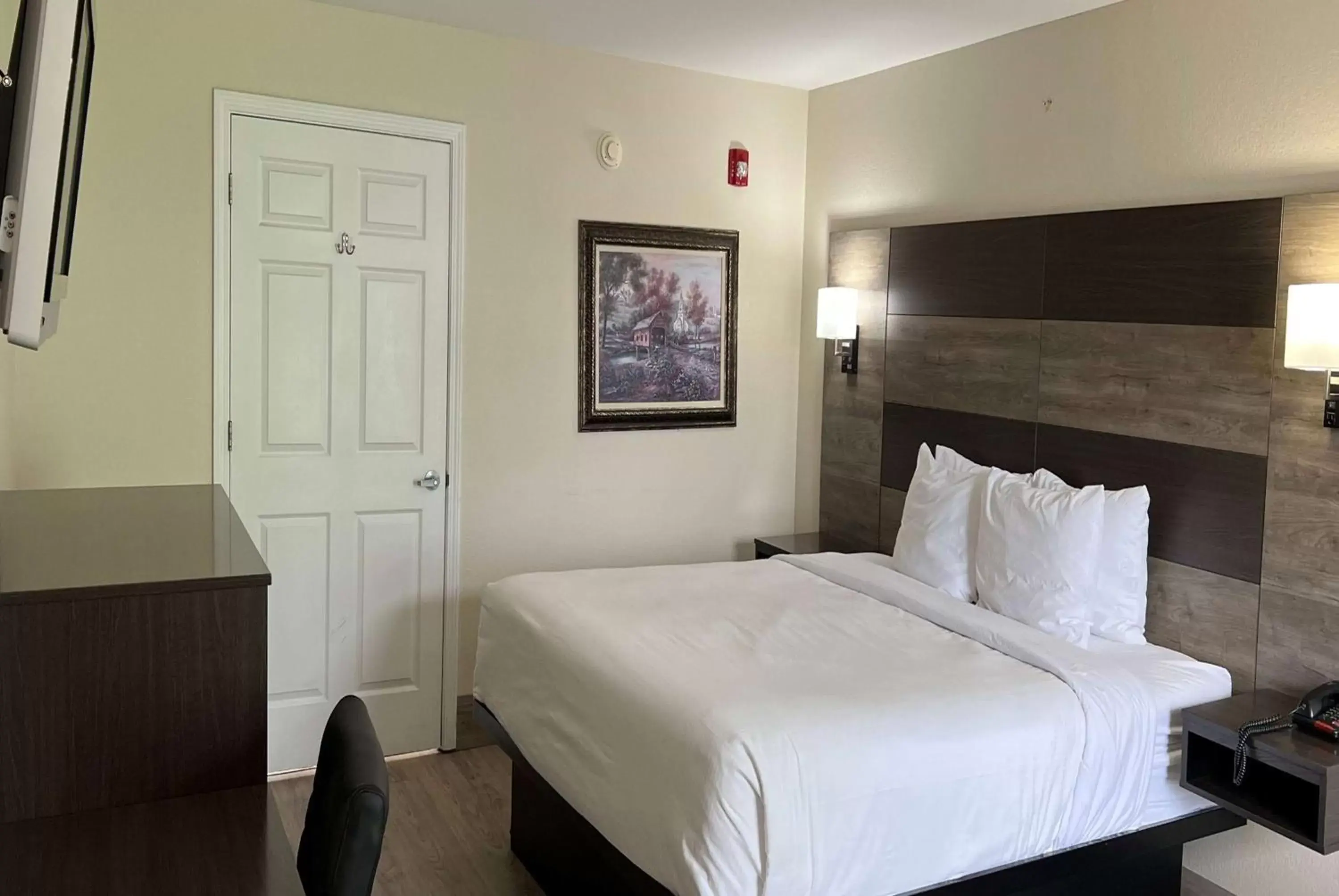 Photo of the whole room, Bed in Baymont by Wyndham Macon I-475