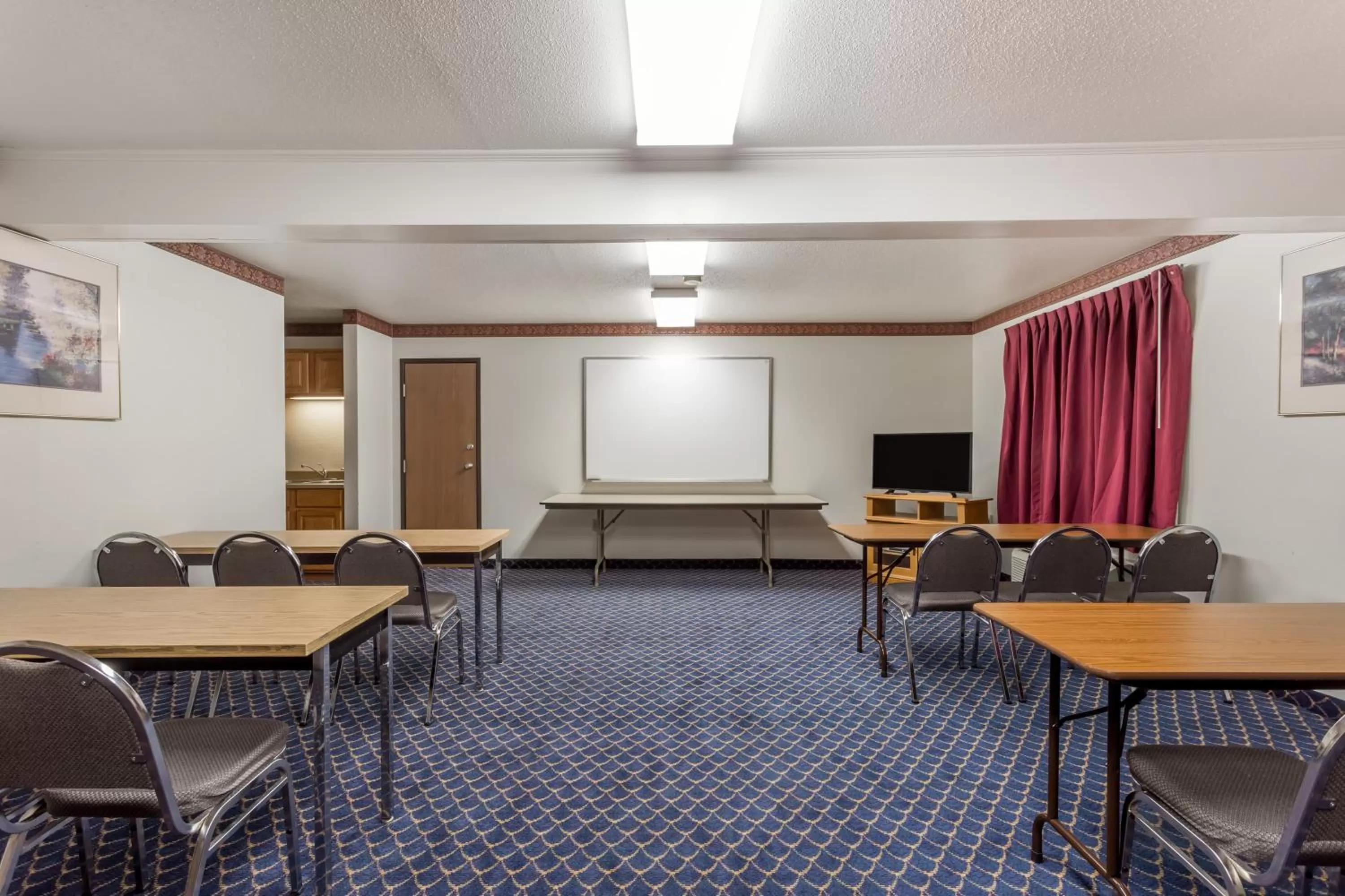 Meeting/conference room in Super 8 by Wyndham Germantown/Milwaukee