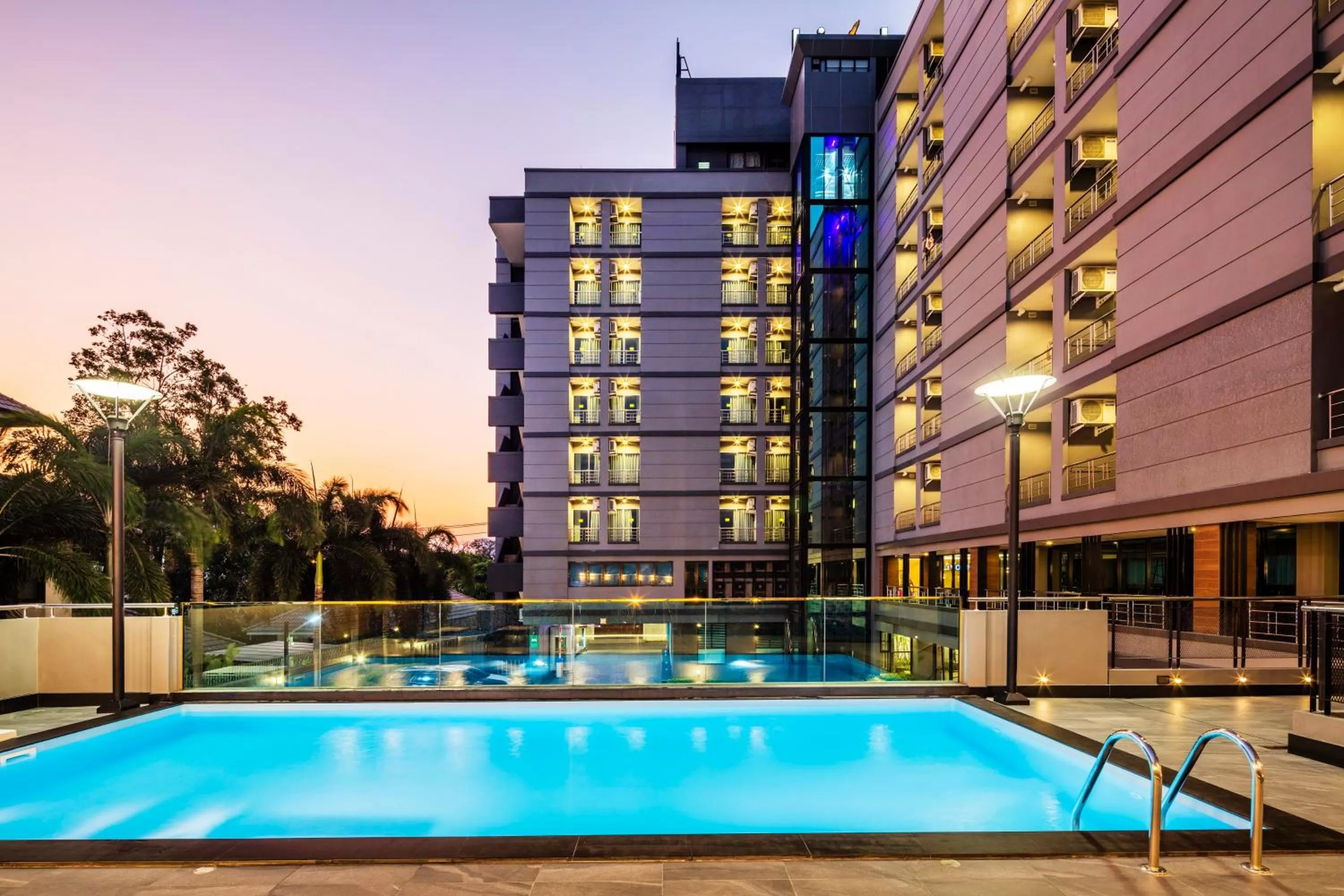 Swimming pool in Livotel Hotel Hua Mak Bangkok