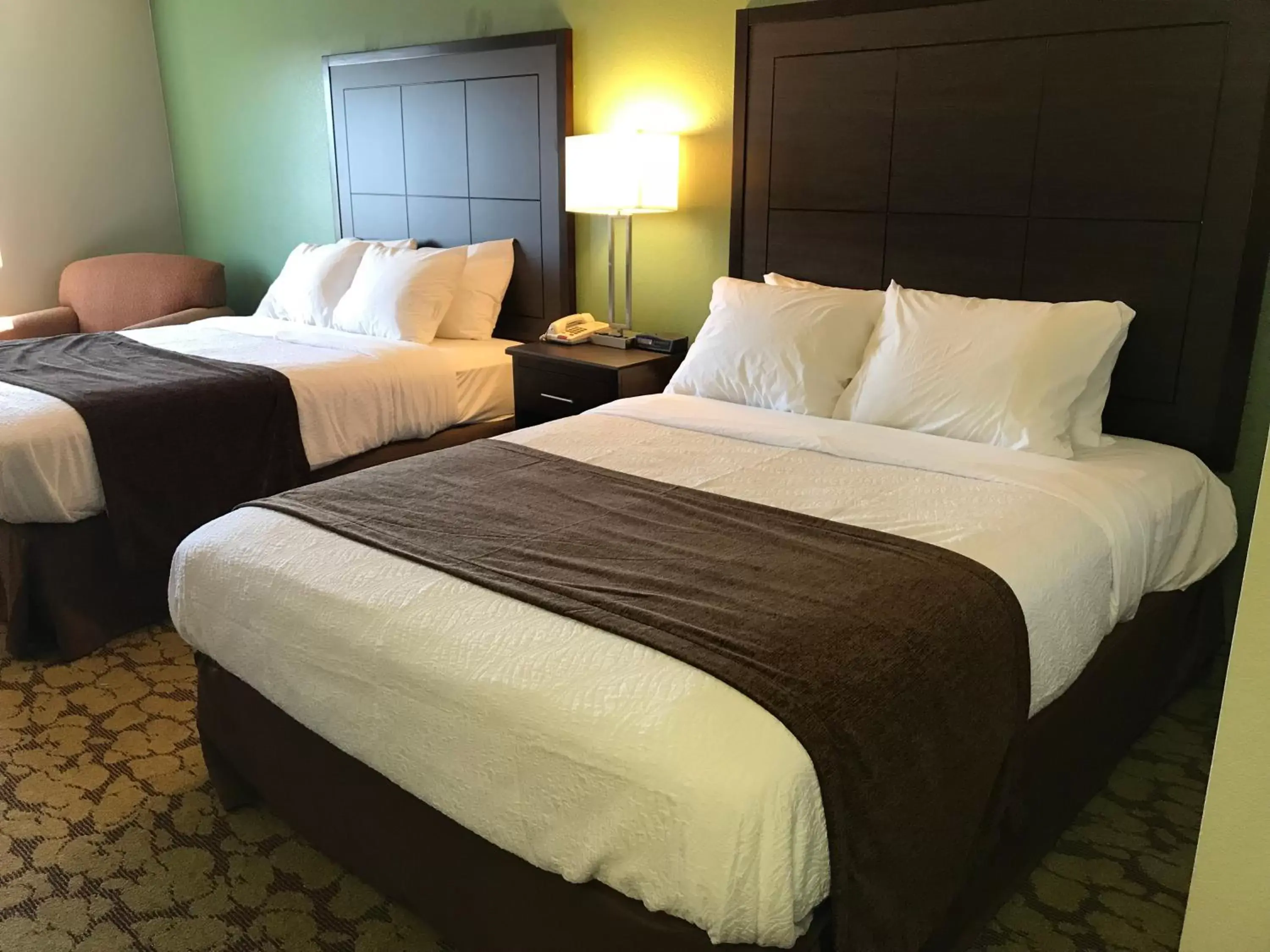 Bedroom, Bed in SureStay Plus Hotel by Best Western Bettendorf