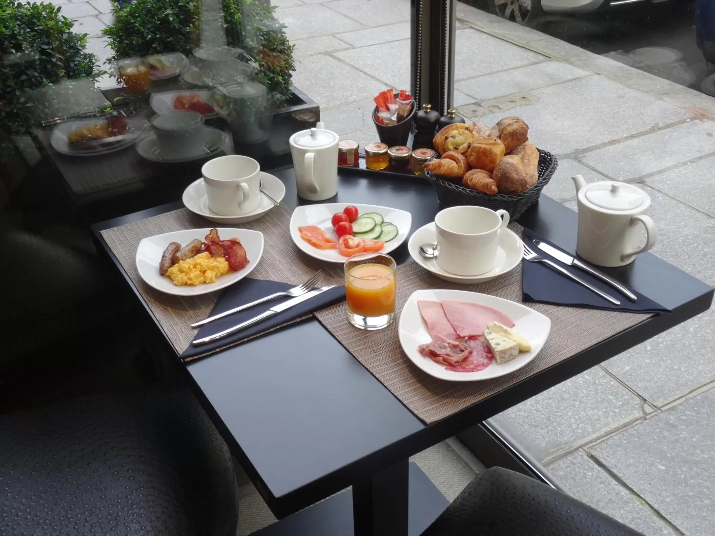 Food and drinks in Hotel Claridge Paris
