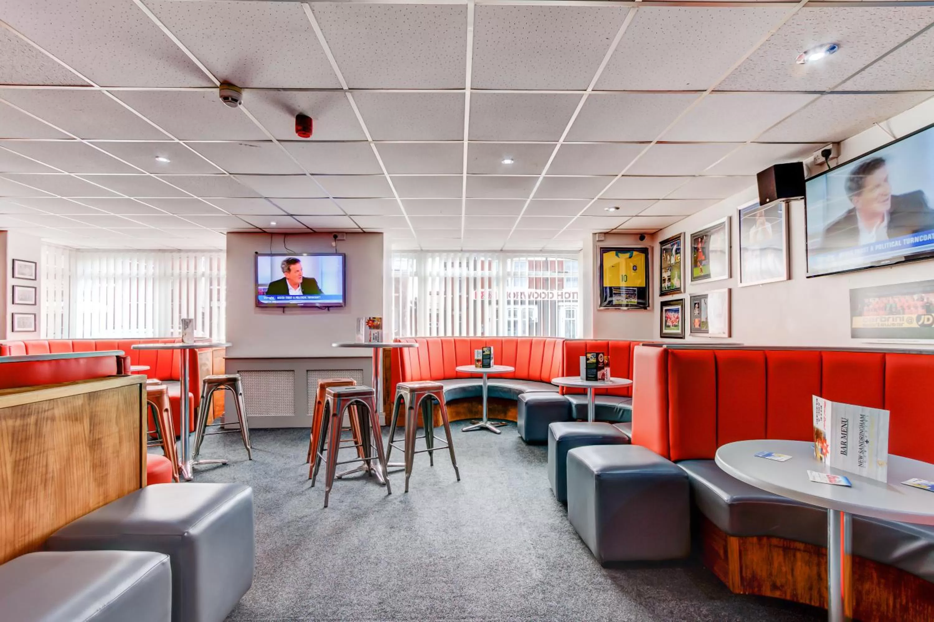 Lounge or bar in The Sandringham Court Hotel & Apartment Welcoming Large and Small Groups for 15 years