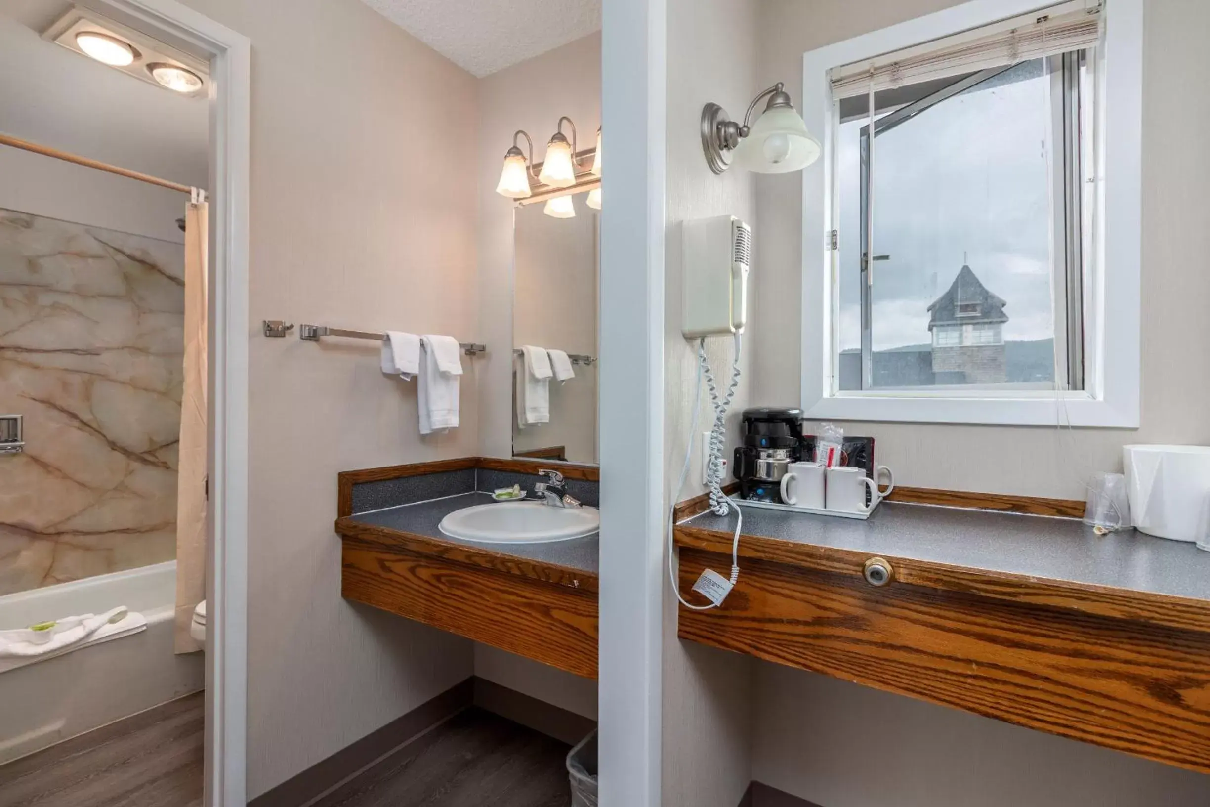 Bathroom in Seashore Inn on the Beach Seaside