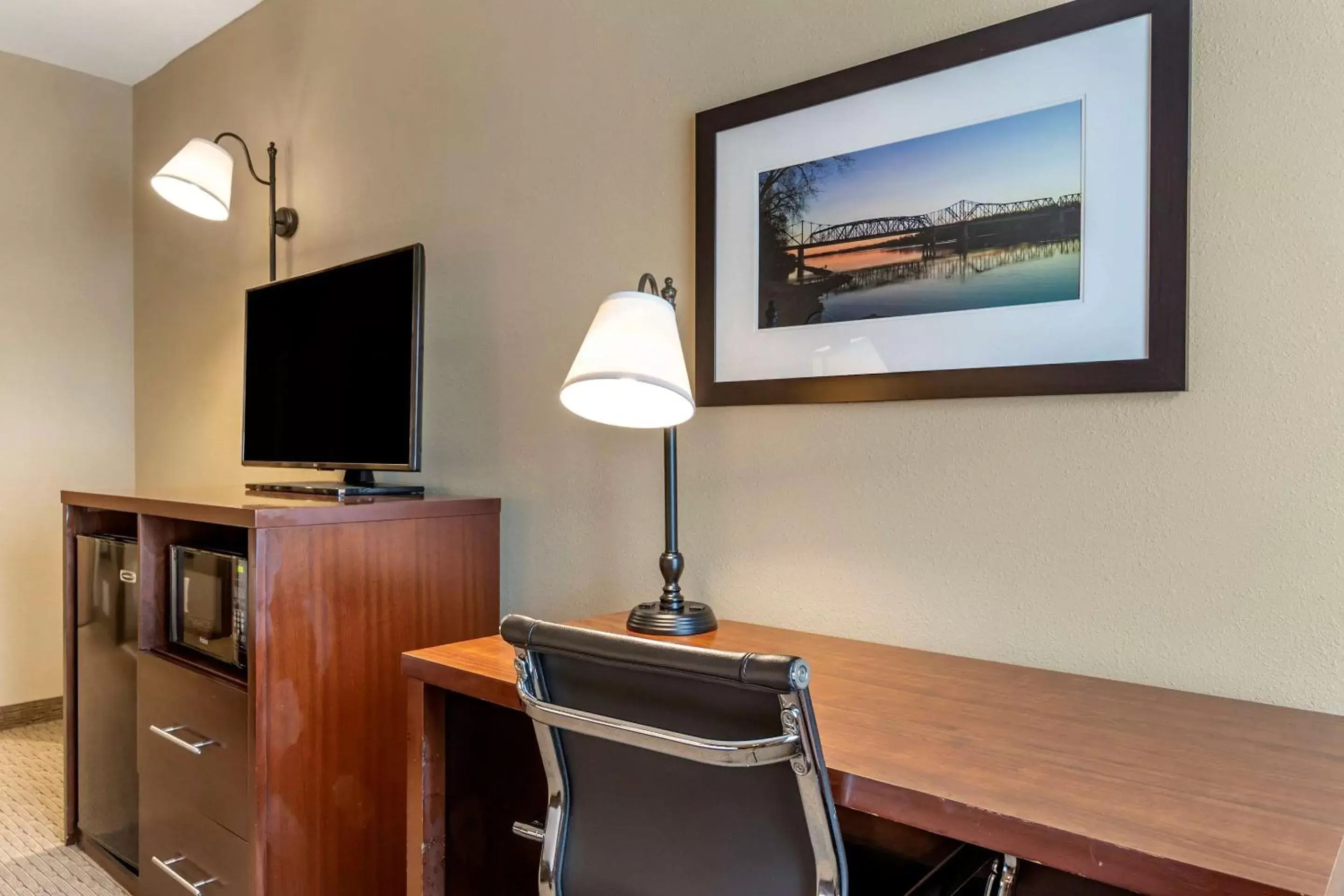 Photo of the whole room, TV/Entertainment Center in Comfort Inn Warrensburg Station