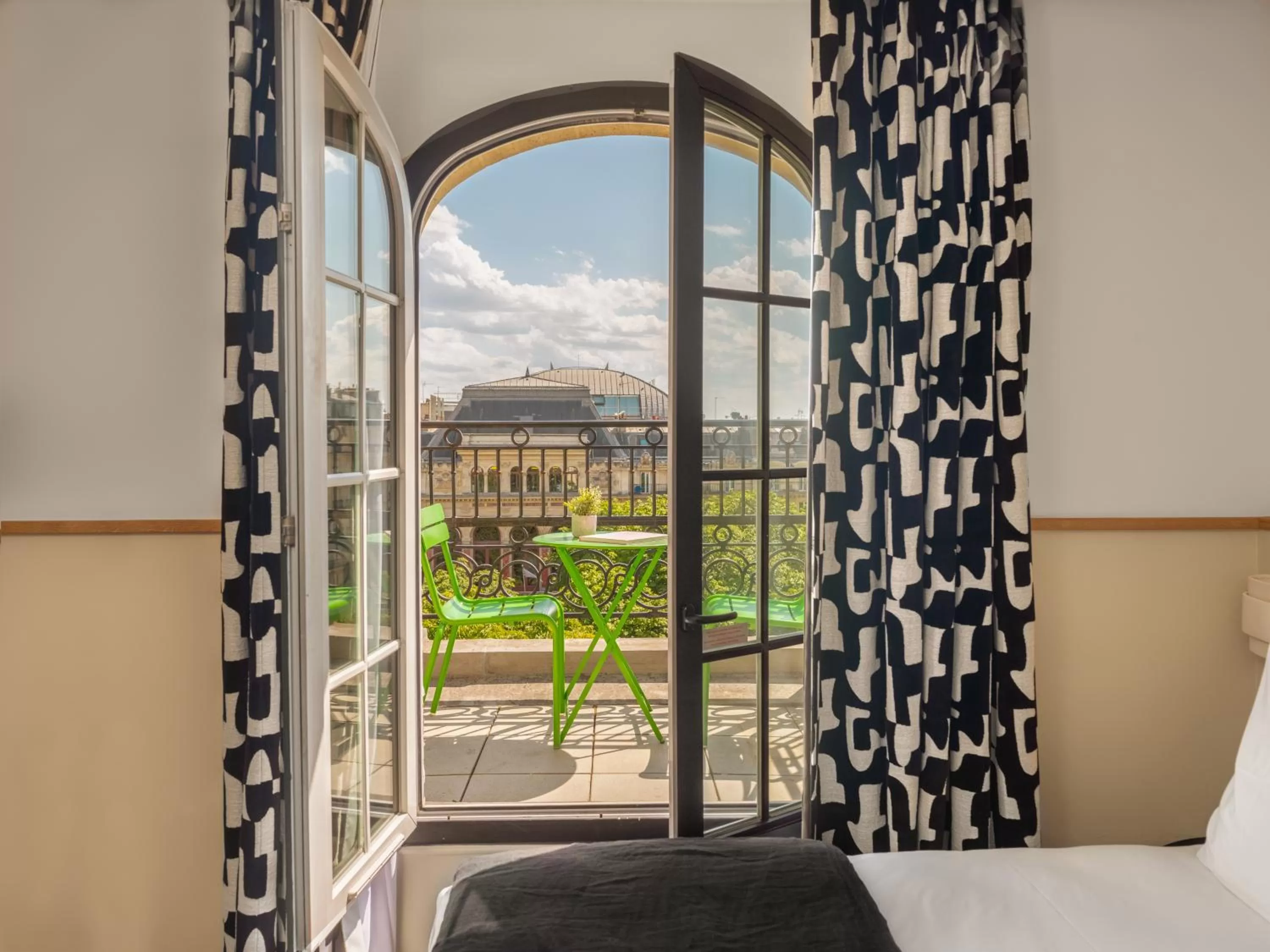 Balcony/Terrace, Bed in Solly Hôtel Paris