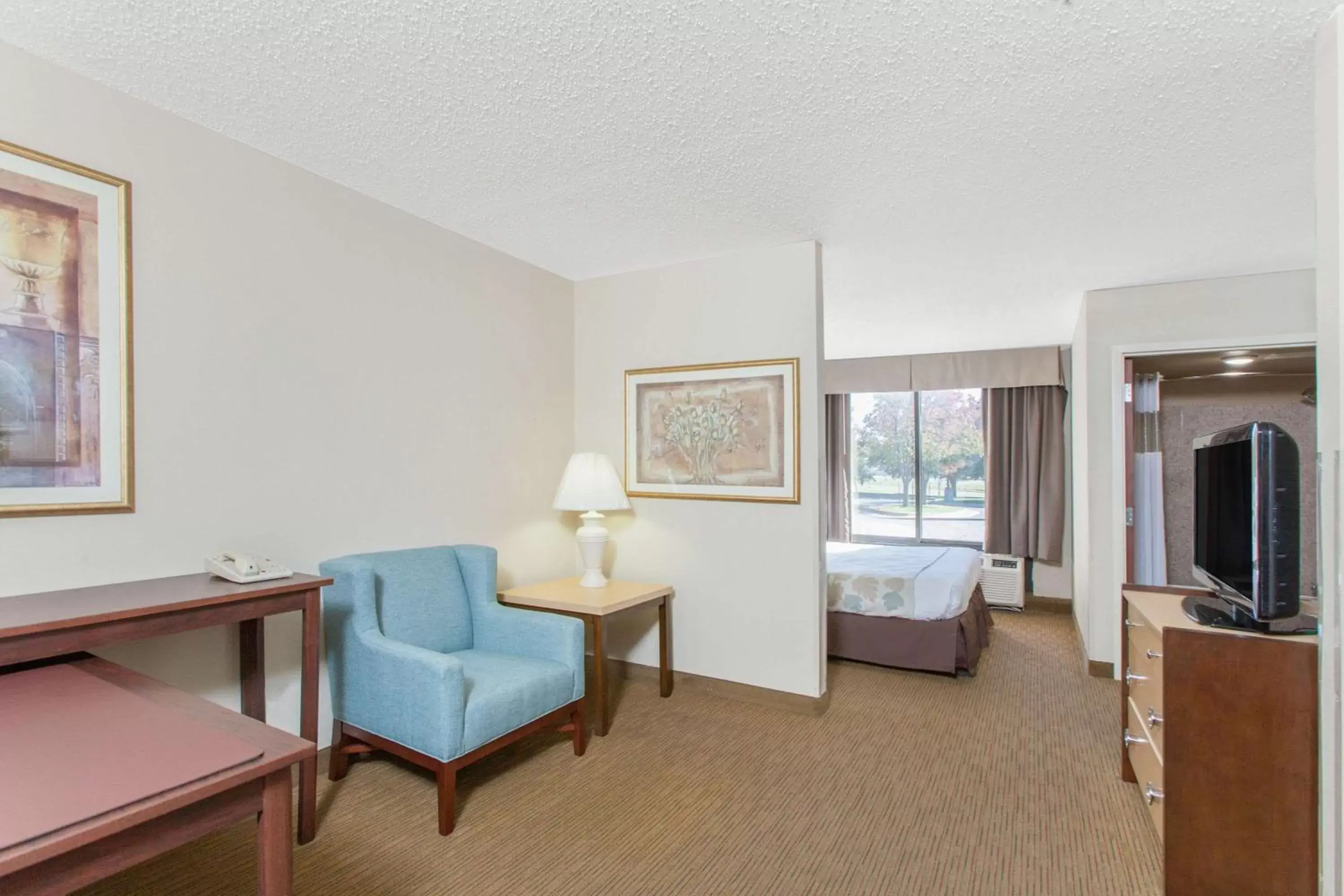 Photo of the whole room, Seating Area in Hawthorn Suites Midwest City