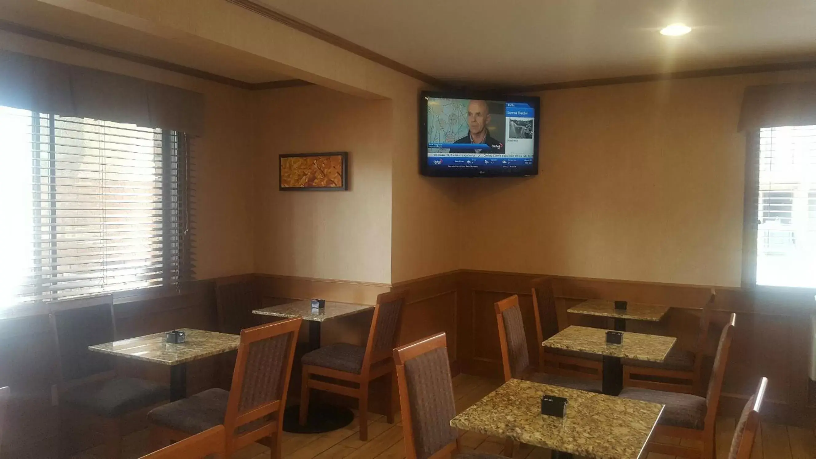 Dining area, Restaurant/Places to Eat in SureStay Plus Hotel by Best Western Salmon Arm