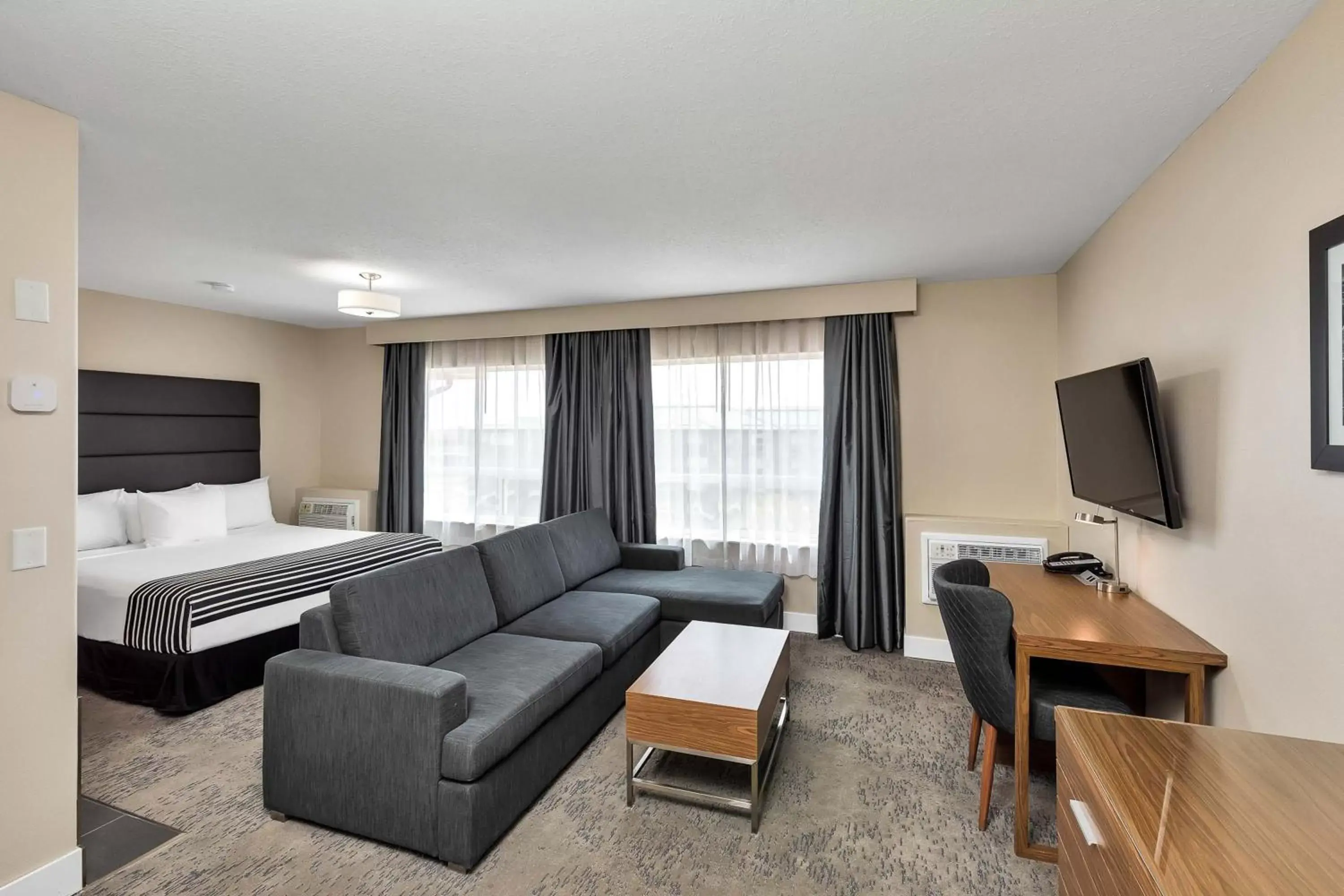 Photo of the whole room, Seating Area in Sandman Hotel Grande Prairie