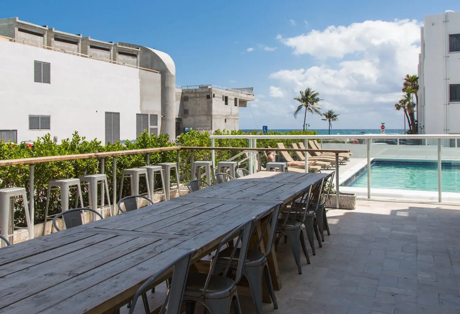 Lounge or bar, Swimming Pool in Premiere Hotel