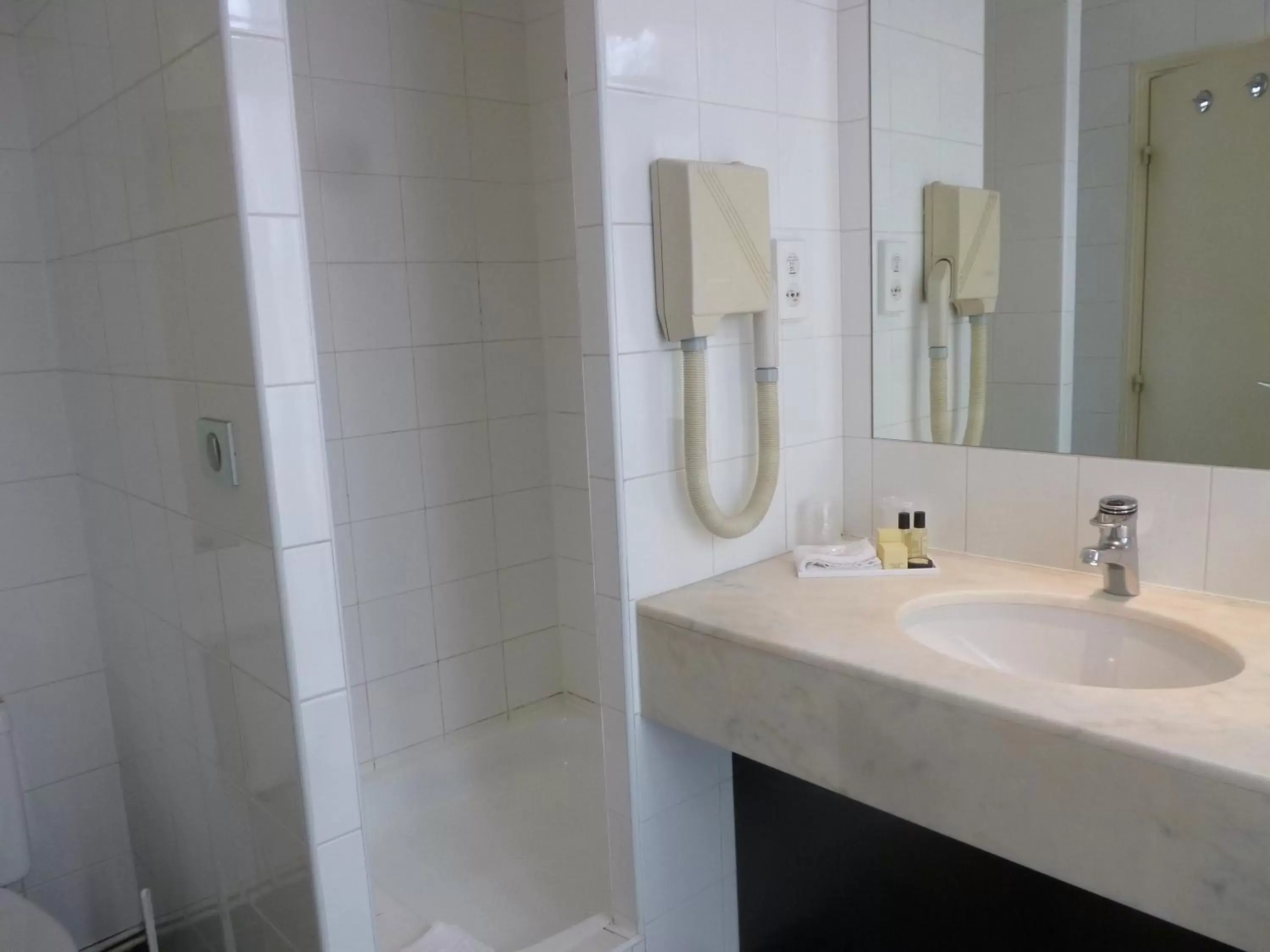 Bathroom in Logis Hôtel Le Rivage