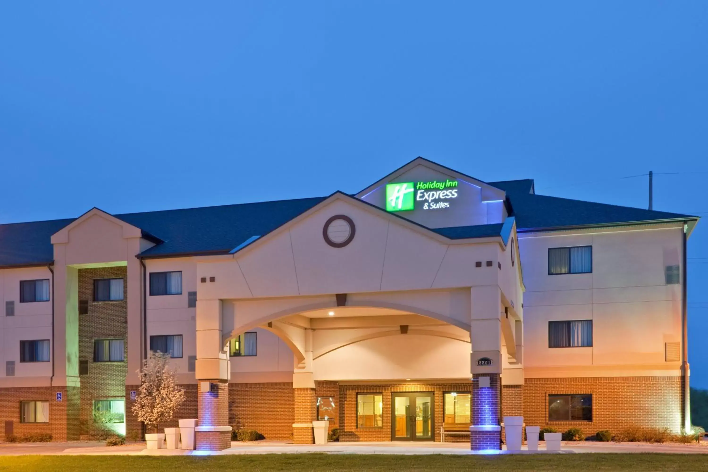 Property Building in Holiday Inn Express Hotel & Suites Lincoln South, an IHG Hotel