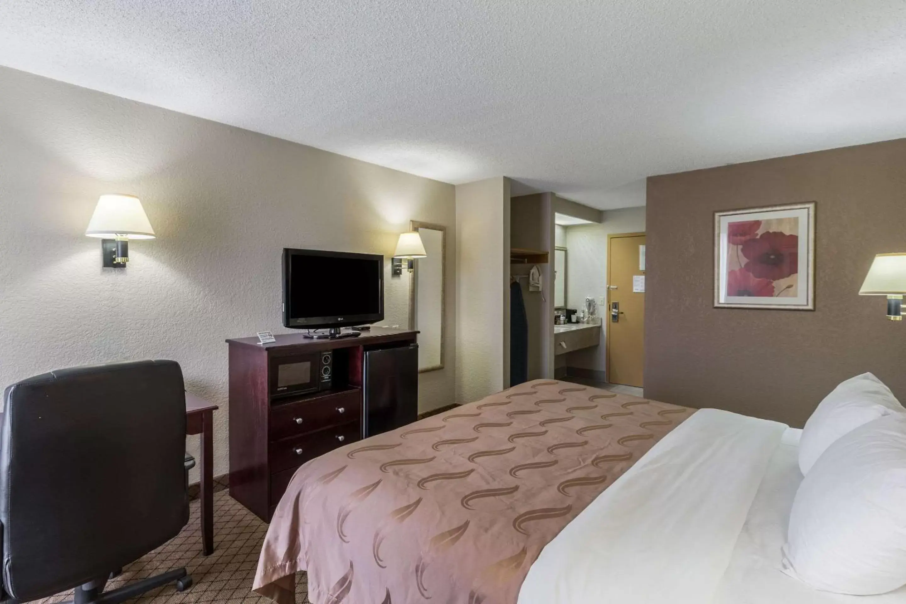 Photo of the whole room, TV/Entertainment Center in Quality Inn Rolla