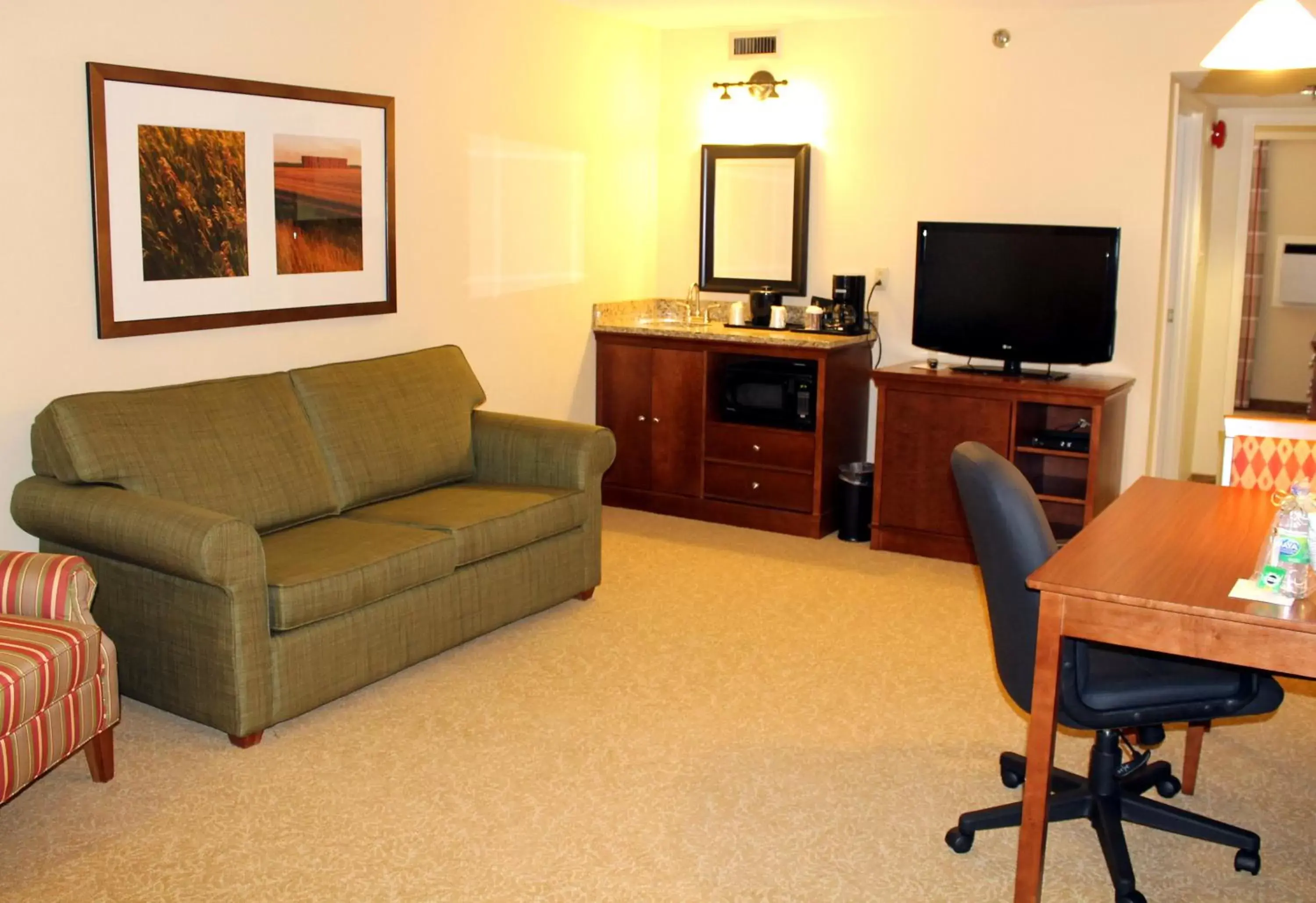 Living room, Seating Area in Country Inn & Suites by Radisson, Winnipeg, MB