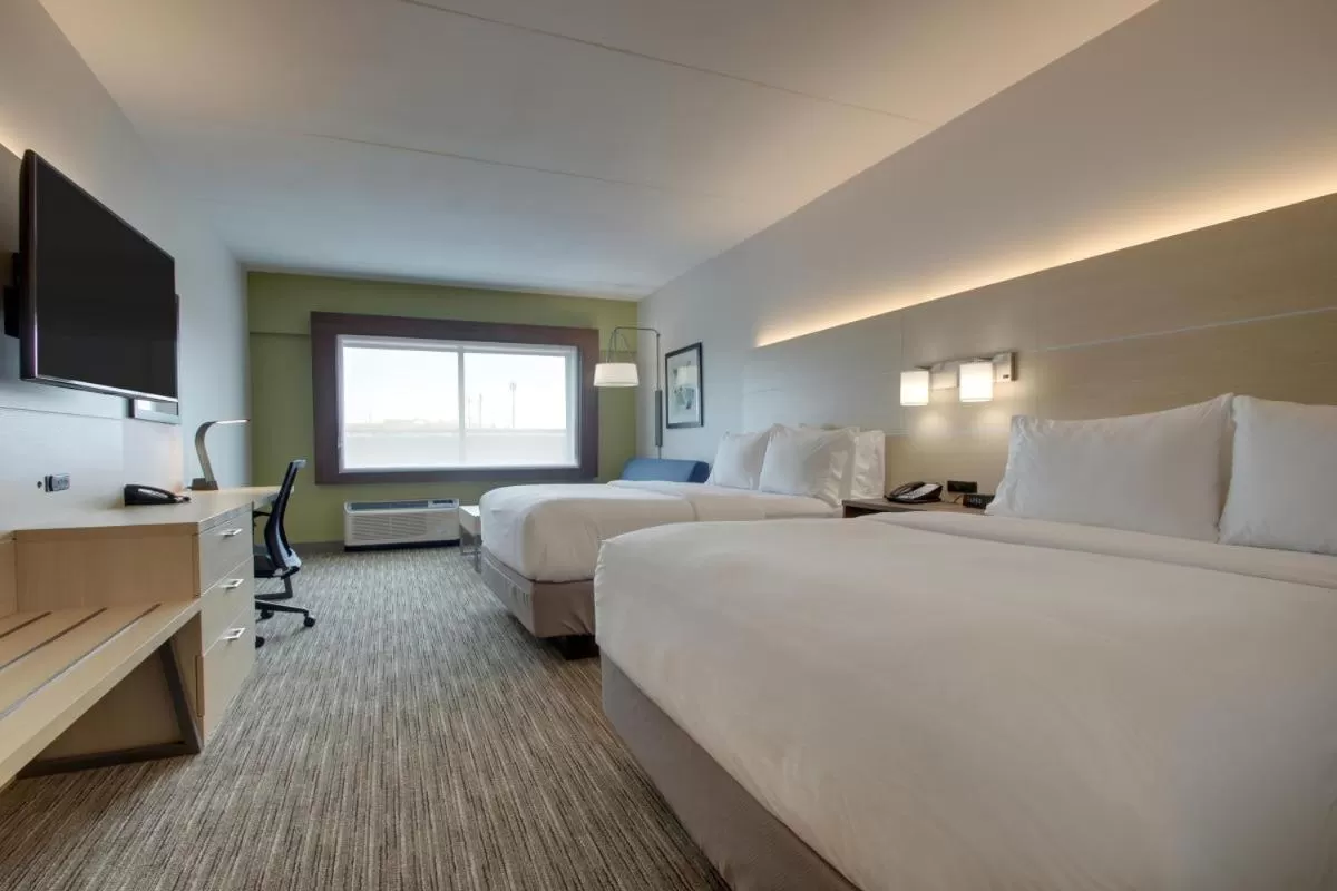 Photo of the whole room, Bed in Holiday Inn Express & Suites Atlanta N - Woodstock by IHG