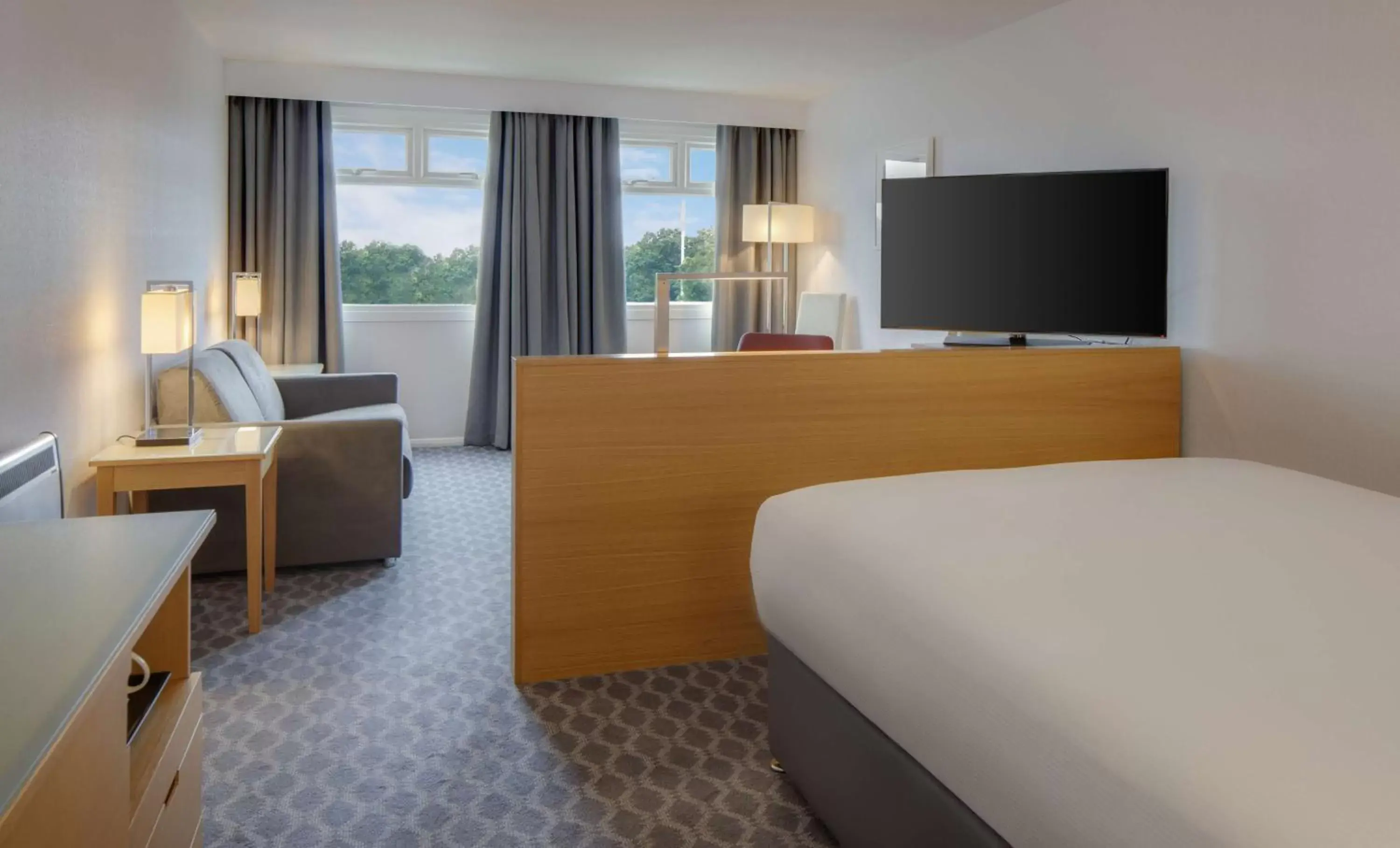 Bedroom, TV/Entertainment Center in Hilton London Watford