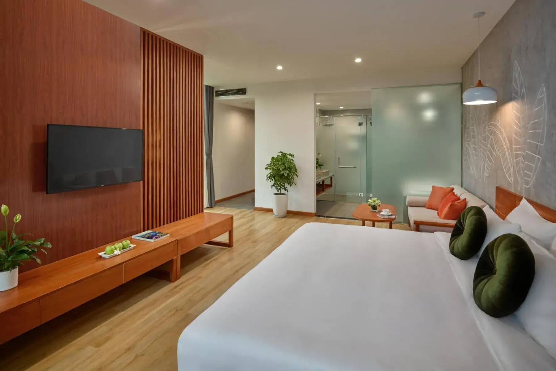 Bed, TV/Entertainment Center in Wyndham Grand Vedana Ninh Binh Resort