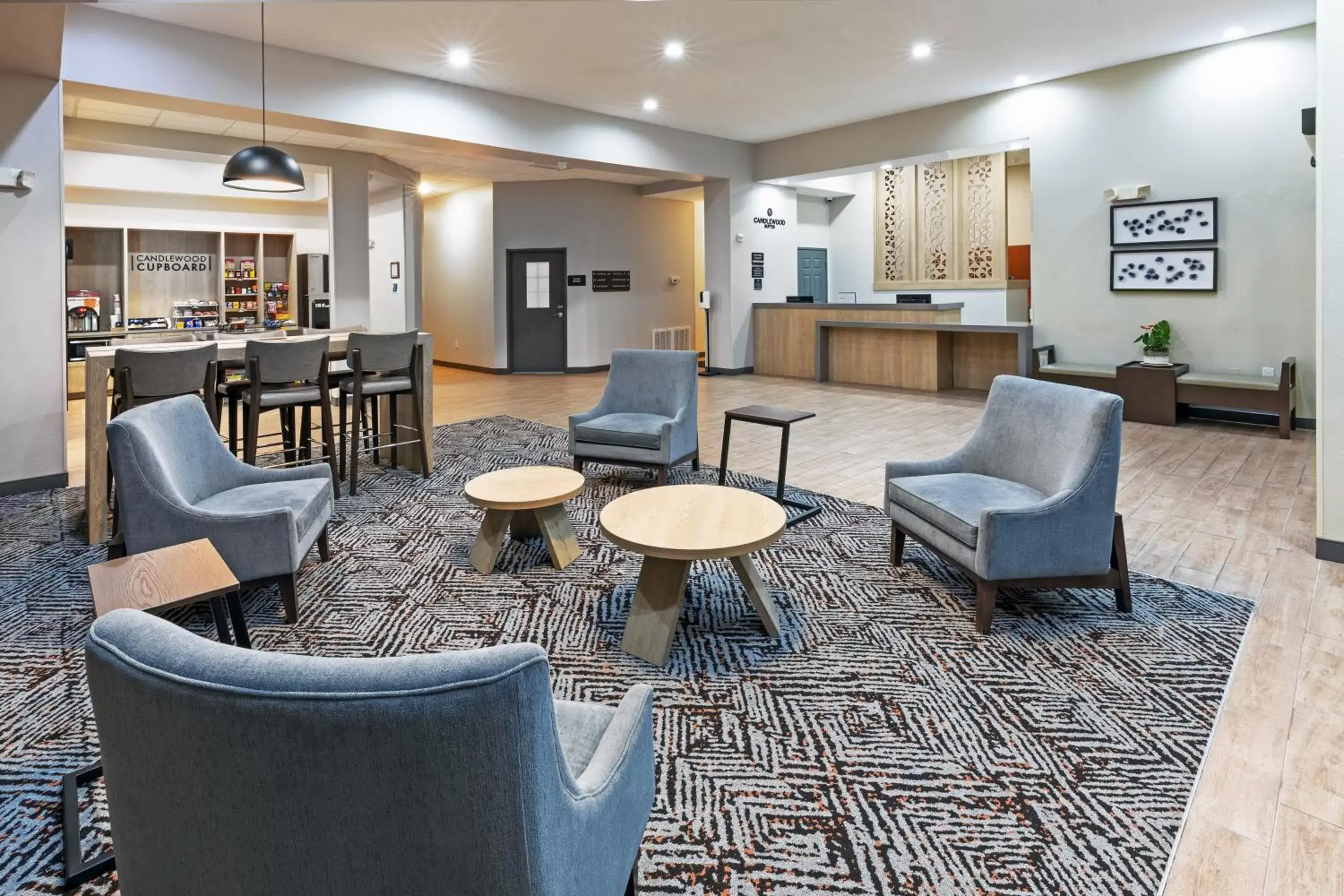 Lobby or reception, Lounge/Bar in Candlewood Suites Mount Pleasant, an IHG Hotel