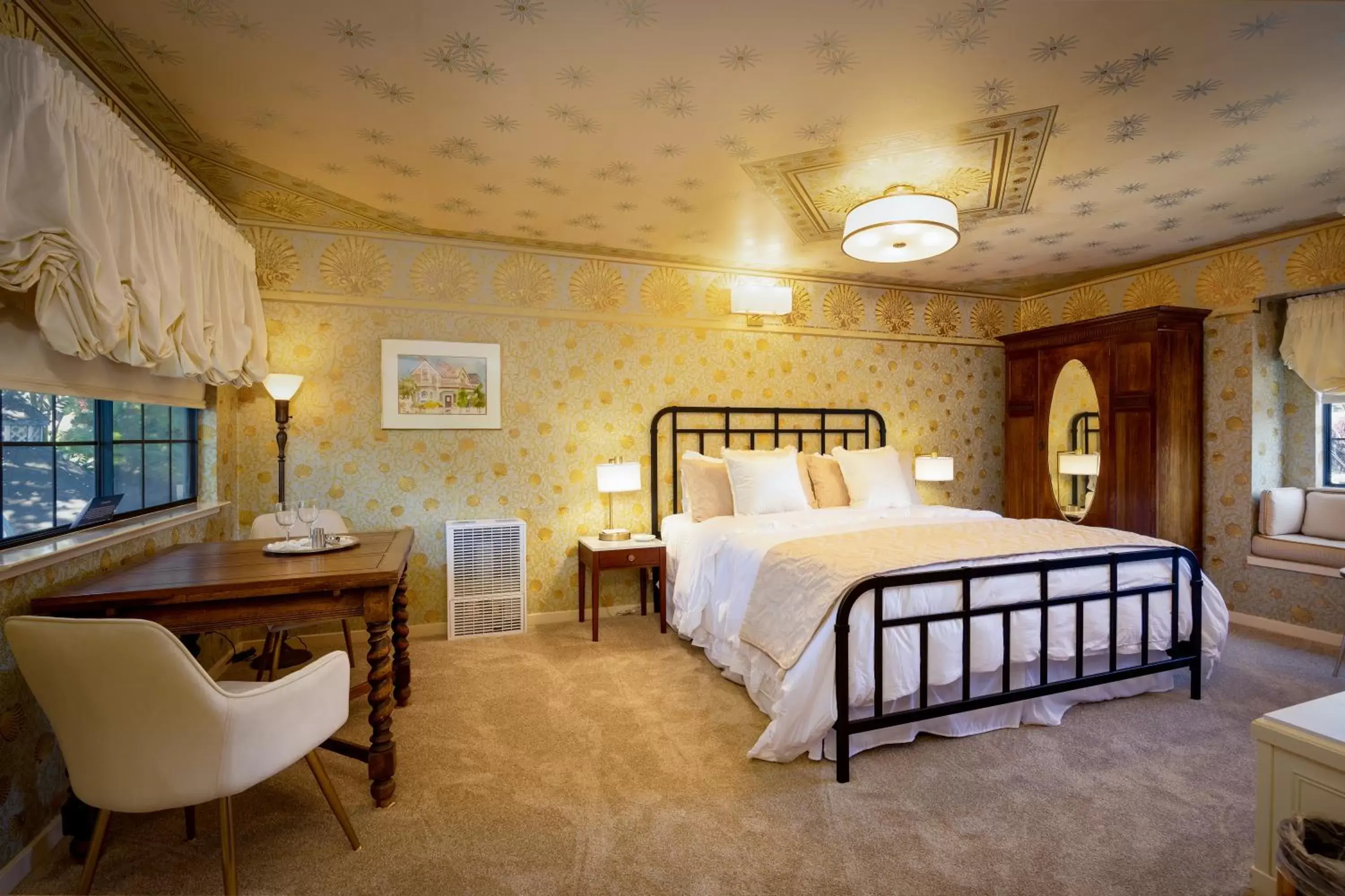 Bed in Mill Rose Inn Bed in Mill Rose Inn