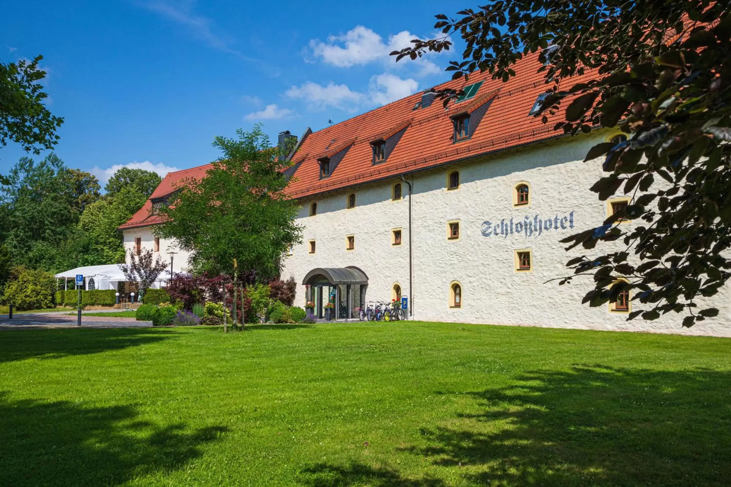 Facade/entrance, Property Building in Schlosshotel Klaffenbach