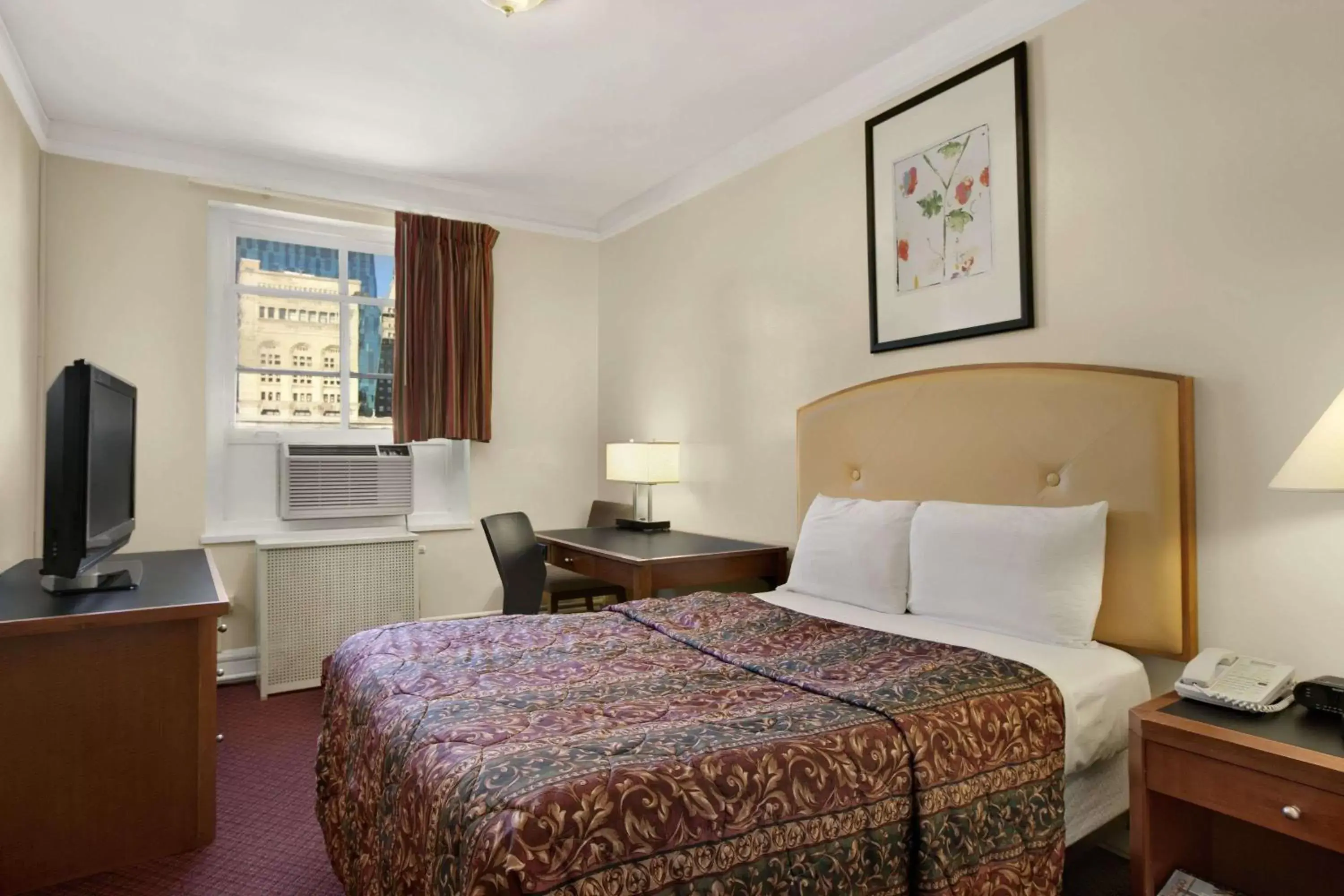 Deluxe King Room - Non-Smoking in Travelodge by Wyndham Downtown Chicago