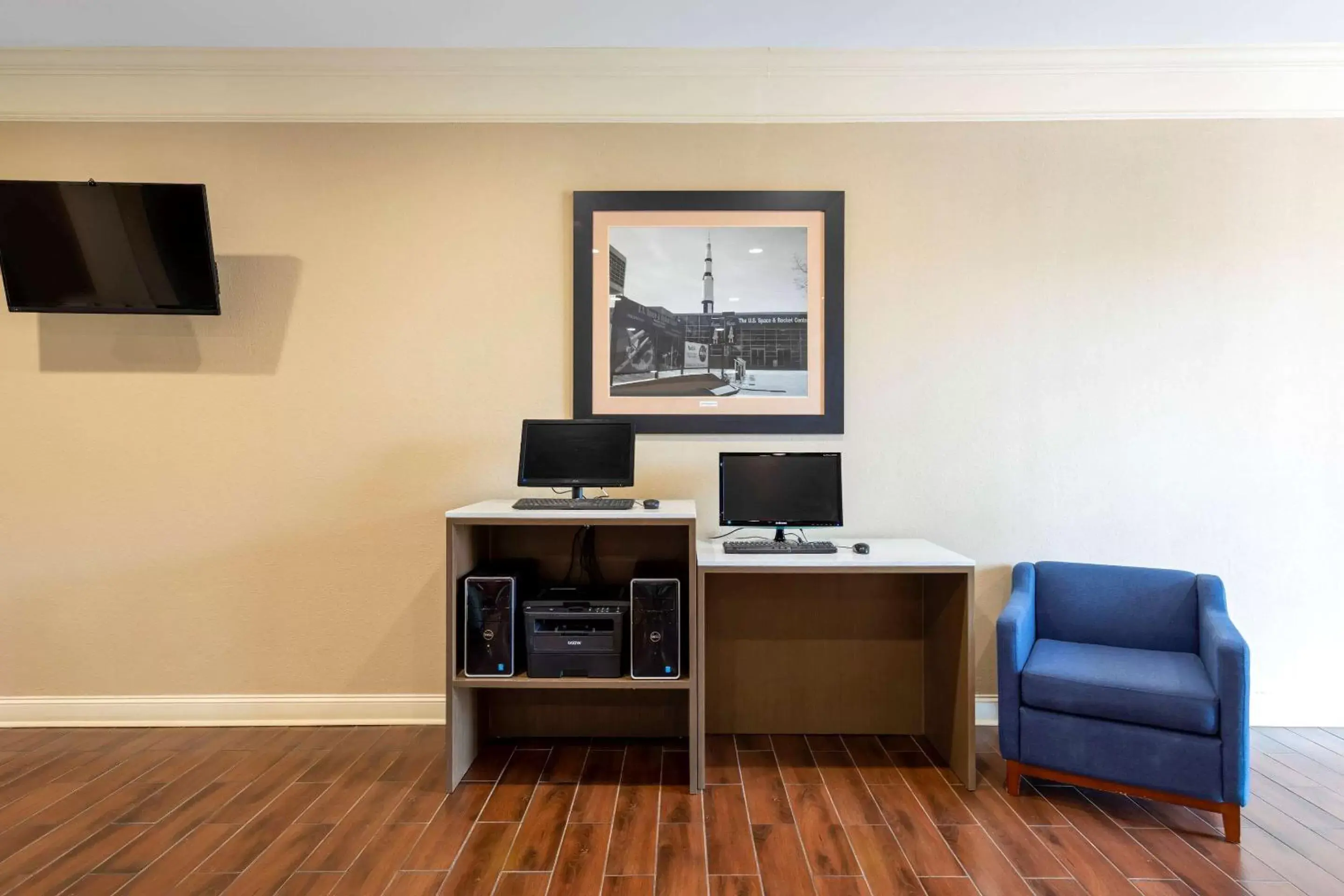 Business facilities, TV/Entertainment Center in Comfort Inn Huntsville near University