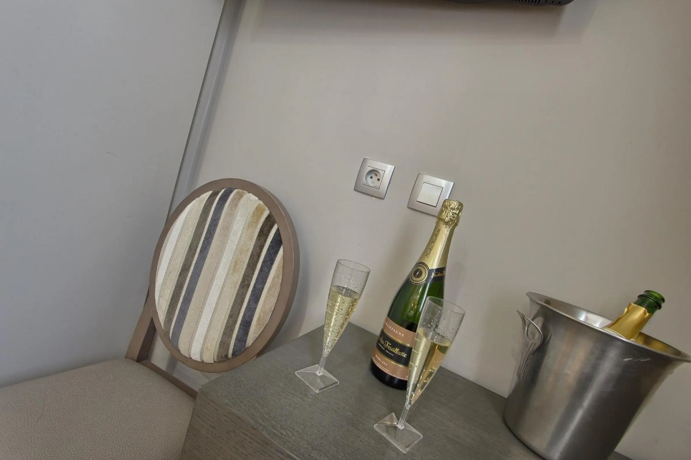 Drinks in Villa Margaux Opéra Montmartre